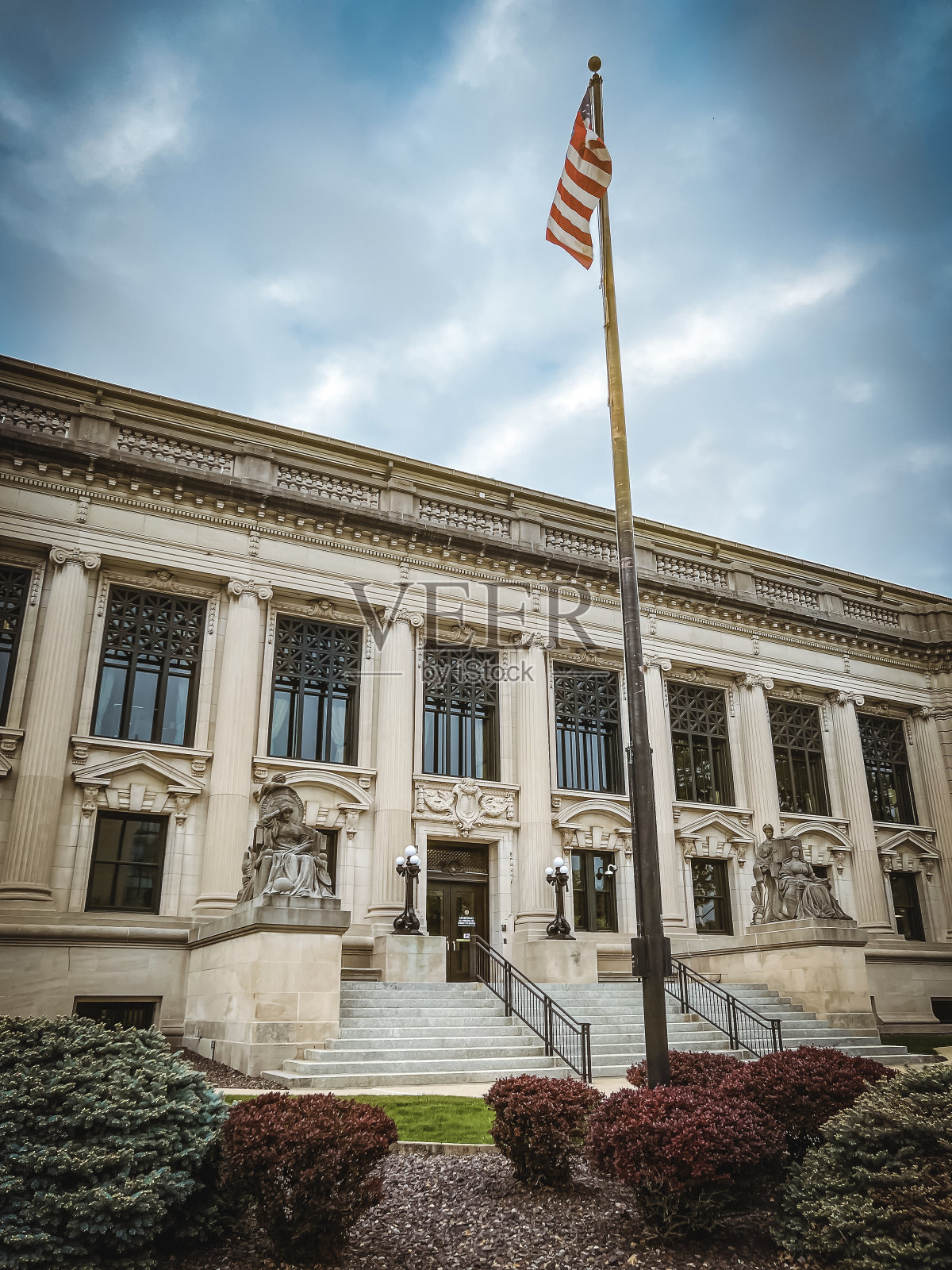 美国伊利诺斯州斯普林菲尔德的伊利诺斯最高法院大楼正面的美国国旗照片摄影图片