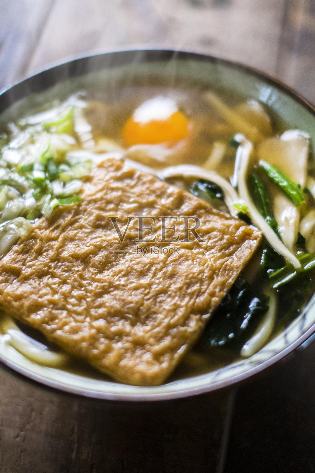 日式炸豆腐乌冬面。照片摄影图片