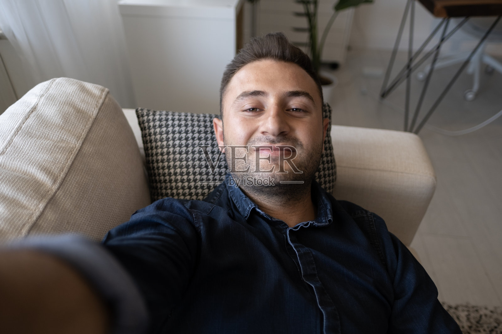 商人打视频电话，看着摄像机说话照片摄影图片