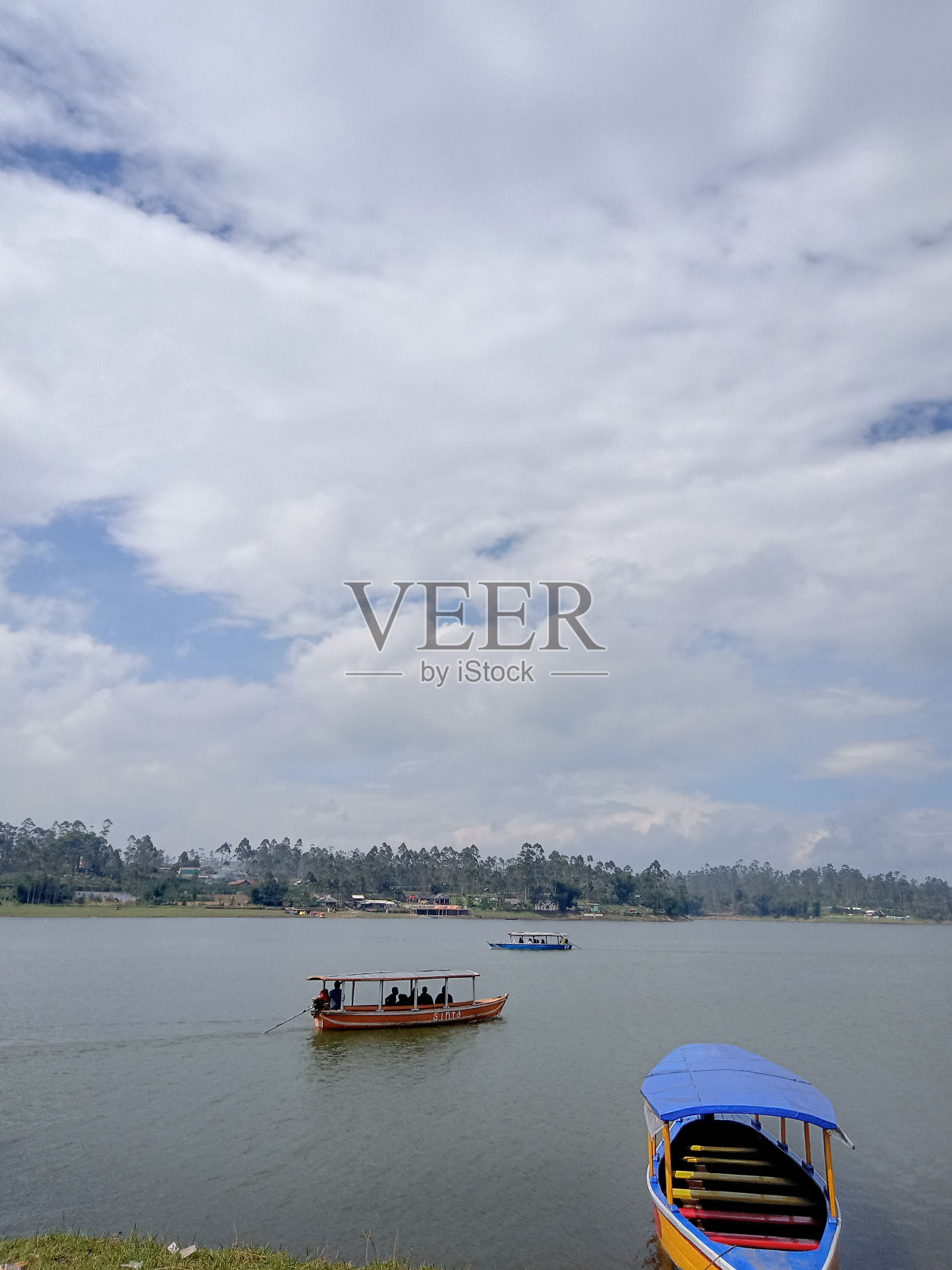 湖上有两条船照片摄影图片