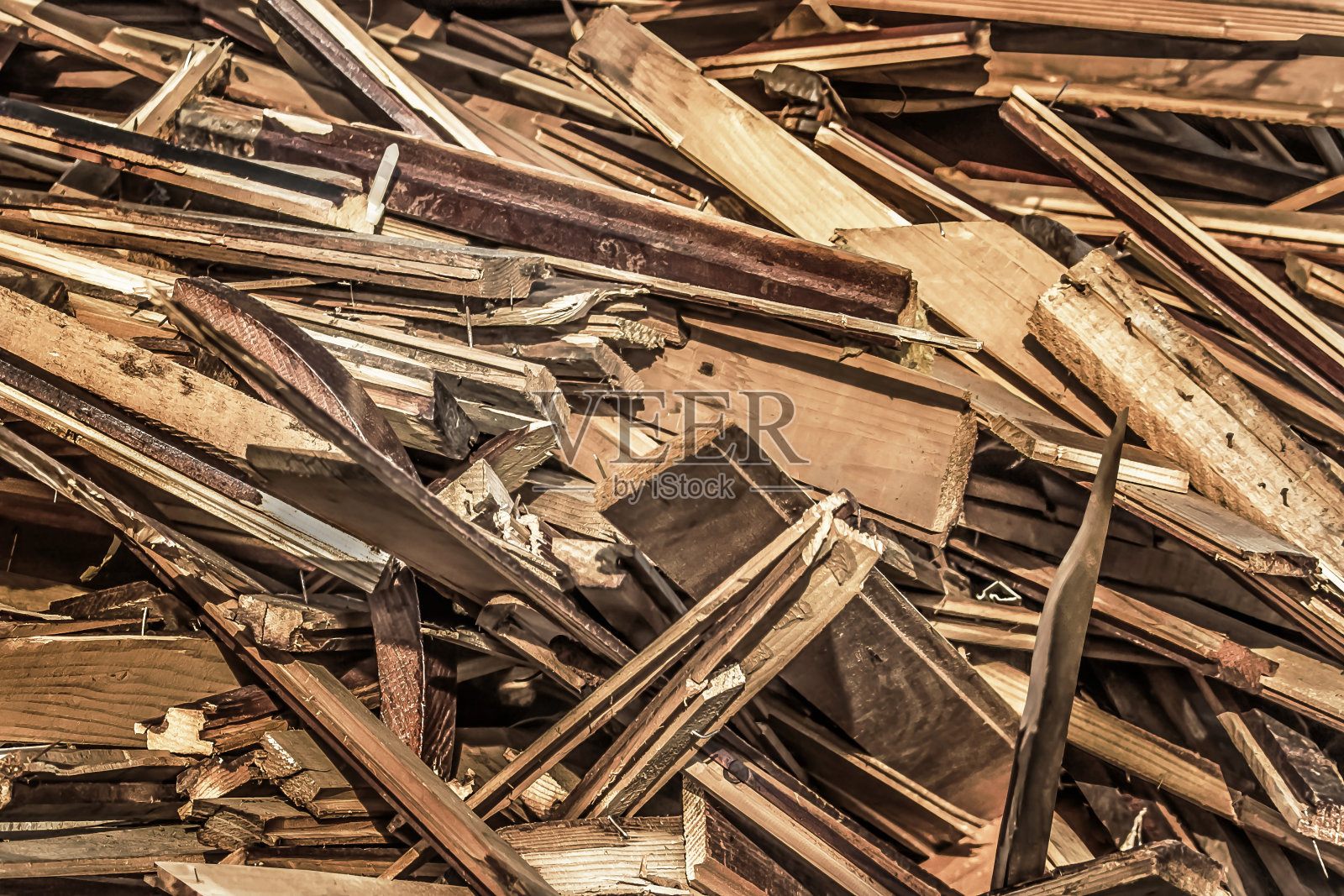 一堆废弃的旧风化松木板照片摄影图片