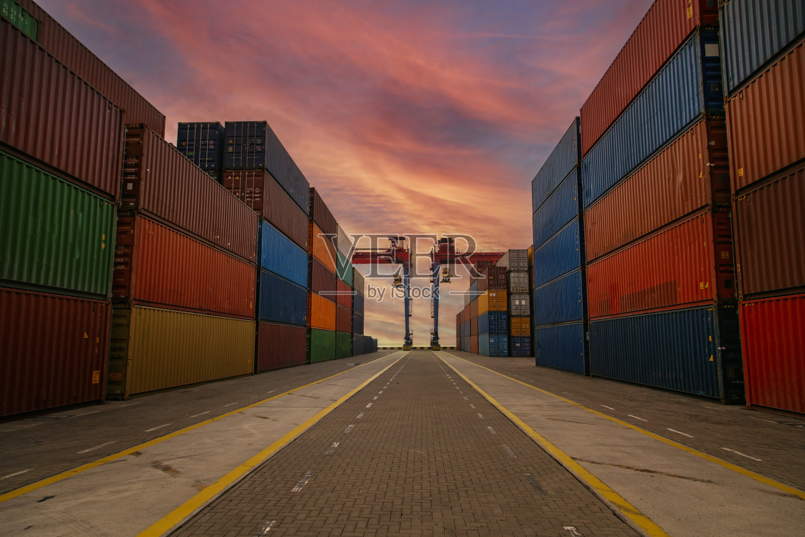 港口货物集装箱码头。照片摄影图片