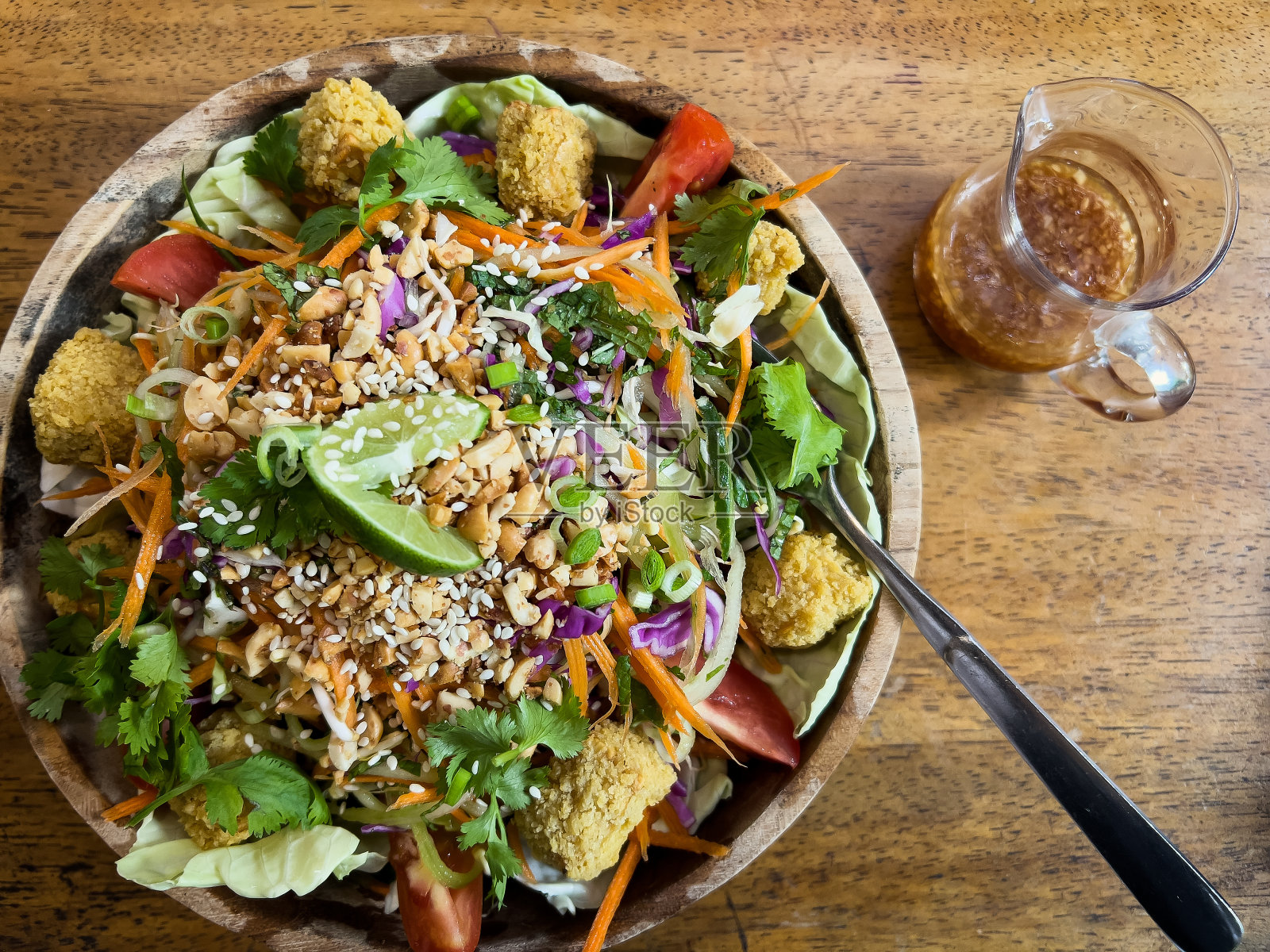 素食亚洲豆豉面条沙拉配花生酸橙酱照片摄影图片