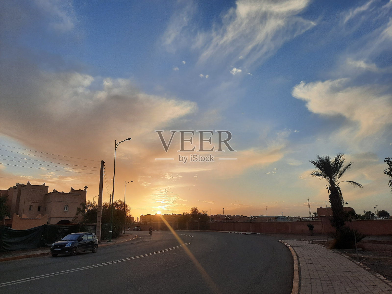 日落美景，黄蓝天空照片摄影图片