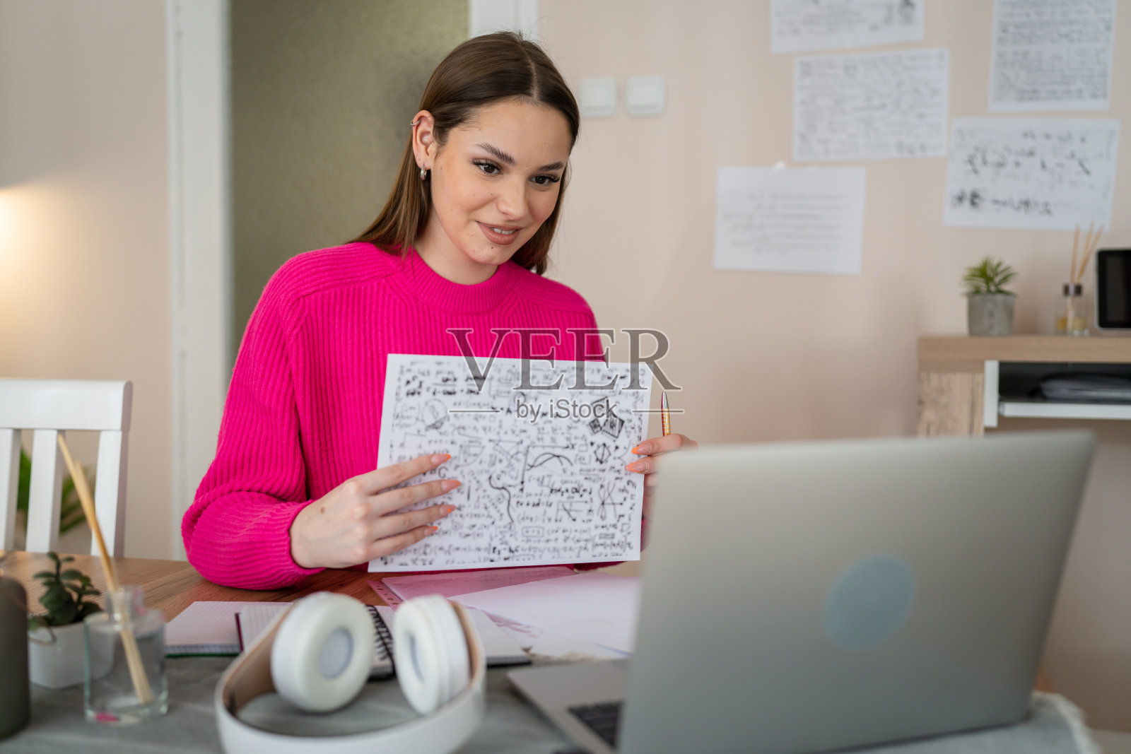 一名女学生使用电脑与导师教授在线上课照片摄影图片