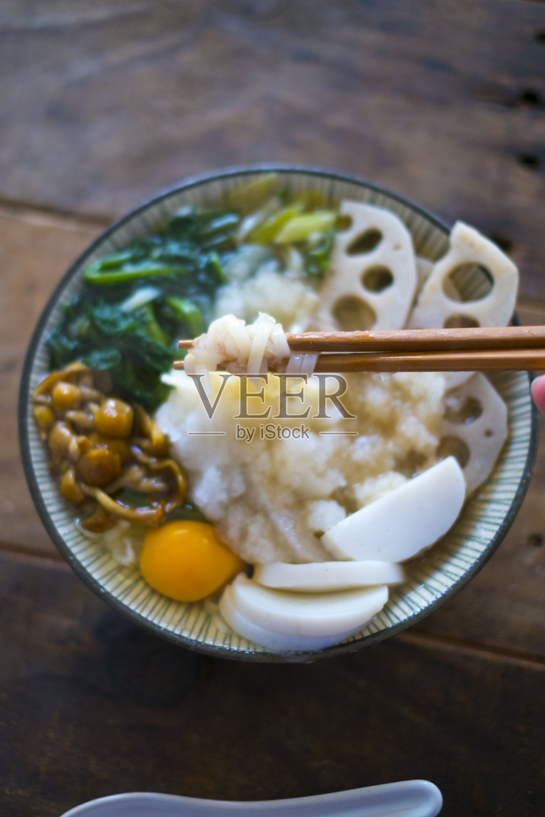 萝卜碎乌冬面。照片摄影图片