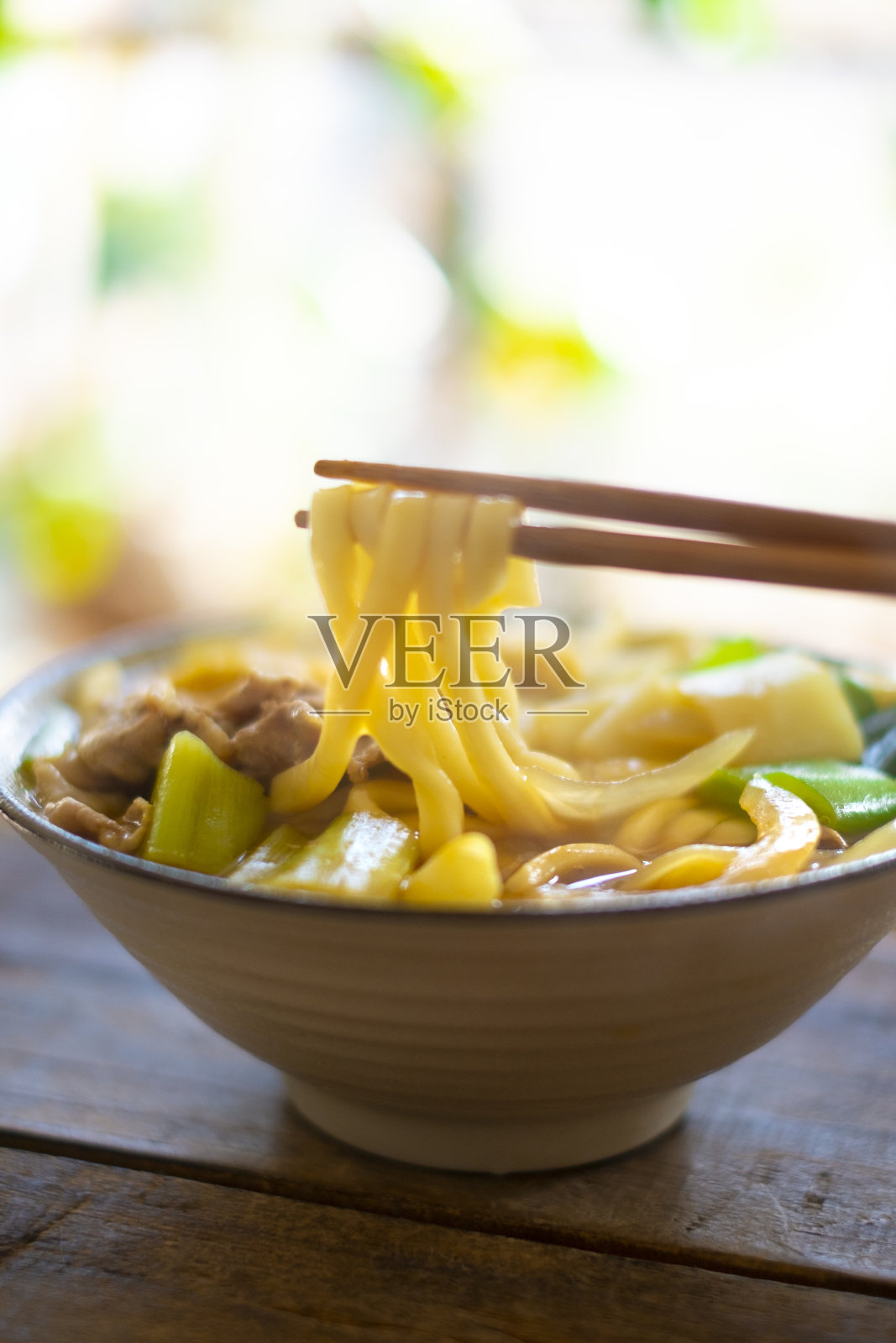 咖喱汤乌冬面。照片摄影图片