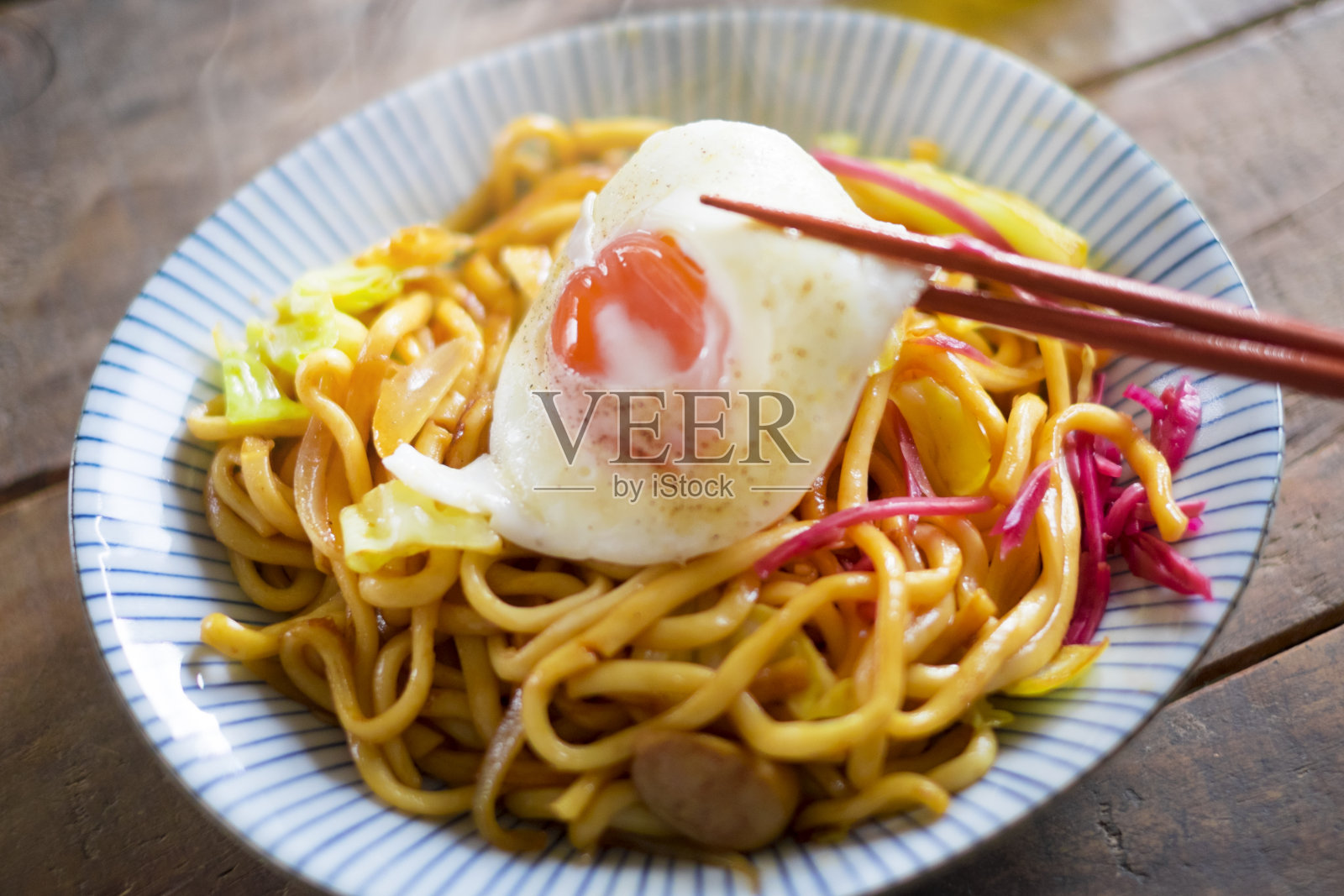 日式炸乌冬面。照片摄影图片