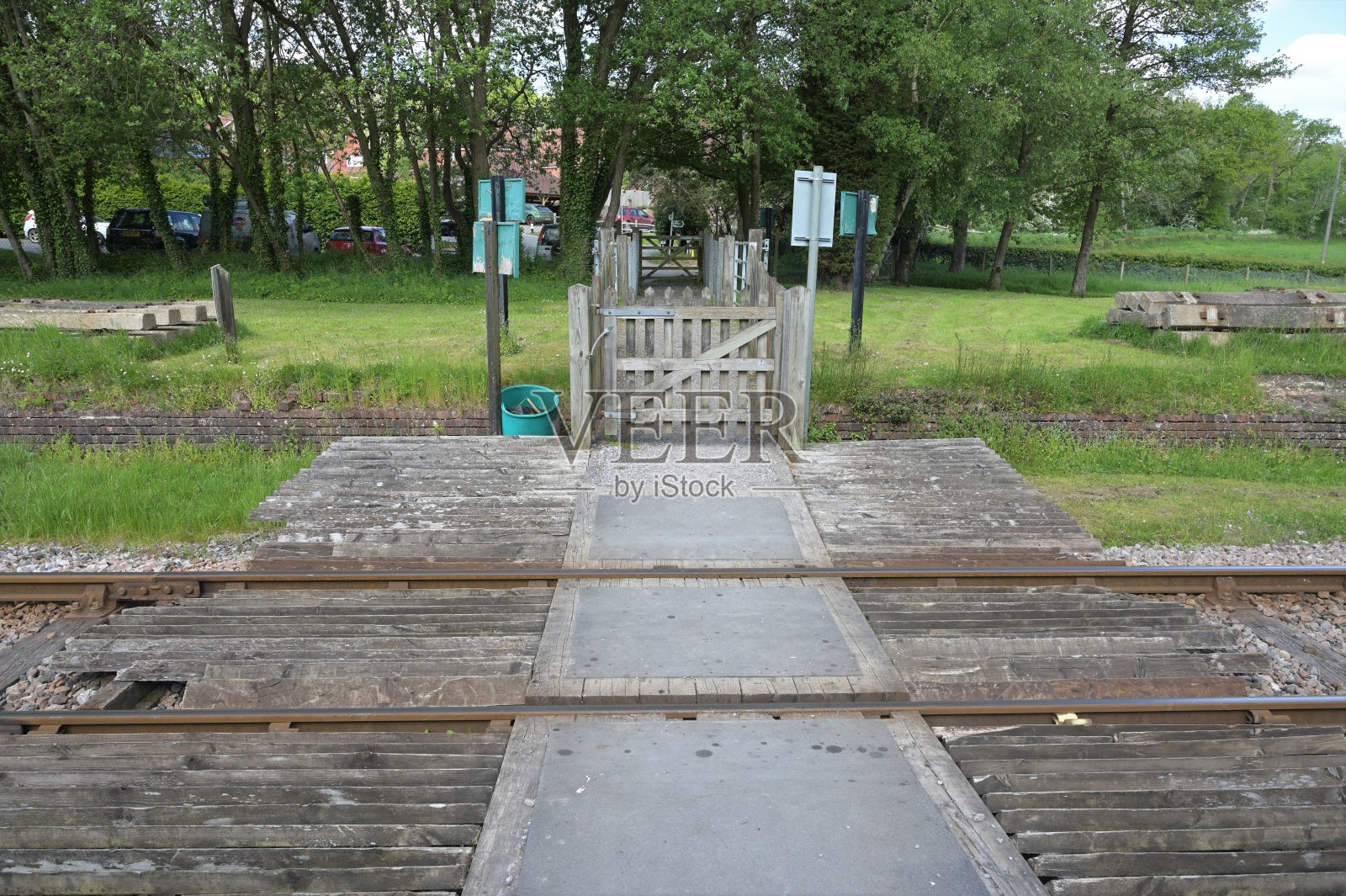 英国铁路上的人行道口。照片摄影图片