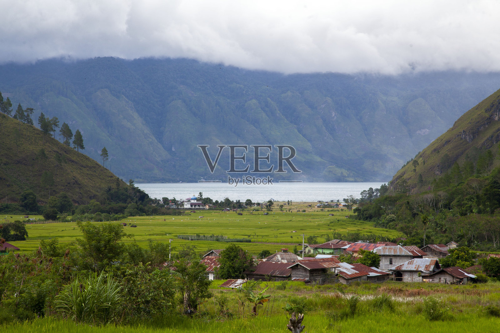 卢特塔瓦尔湖附近村庄的景色照片摄影图片