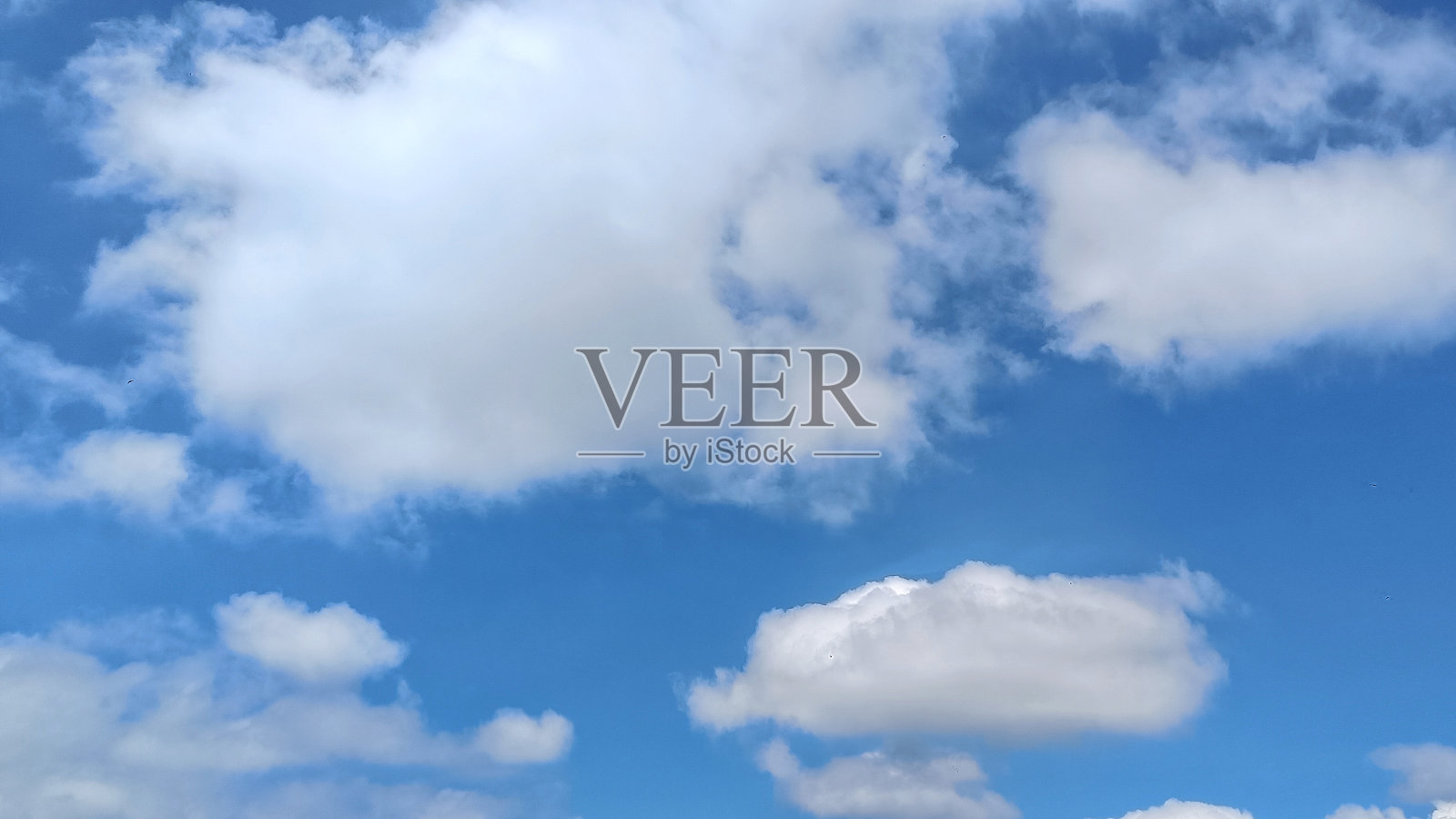 摘要白云与晴朗的蓝天背景，复制空间的文字照片摄影图片