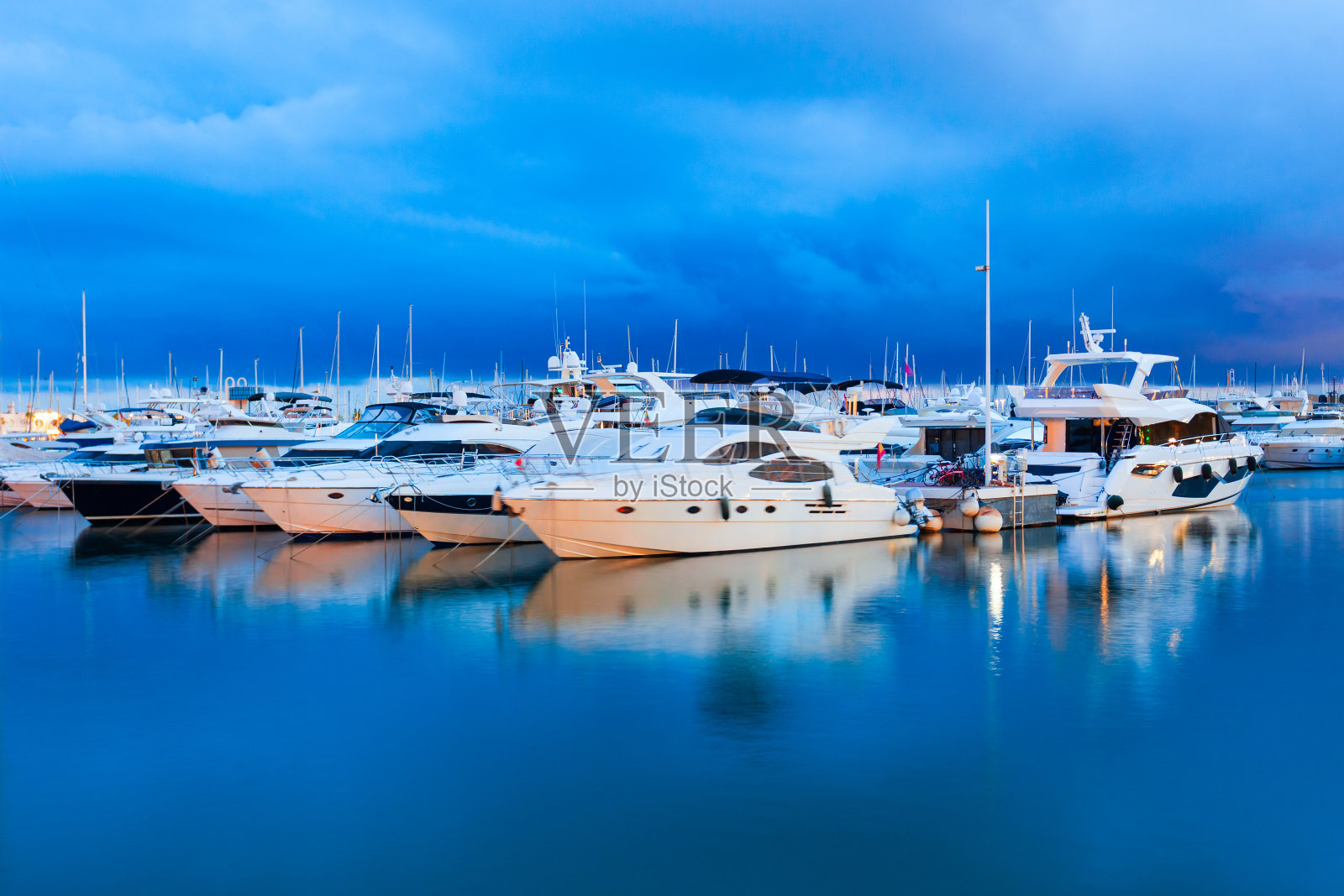西班牙阿利坎特港的码头照片摄影图片