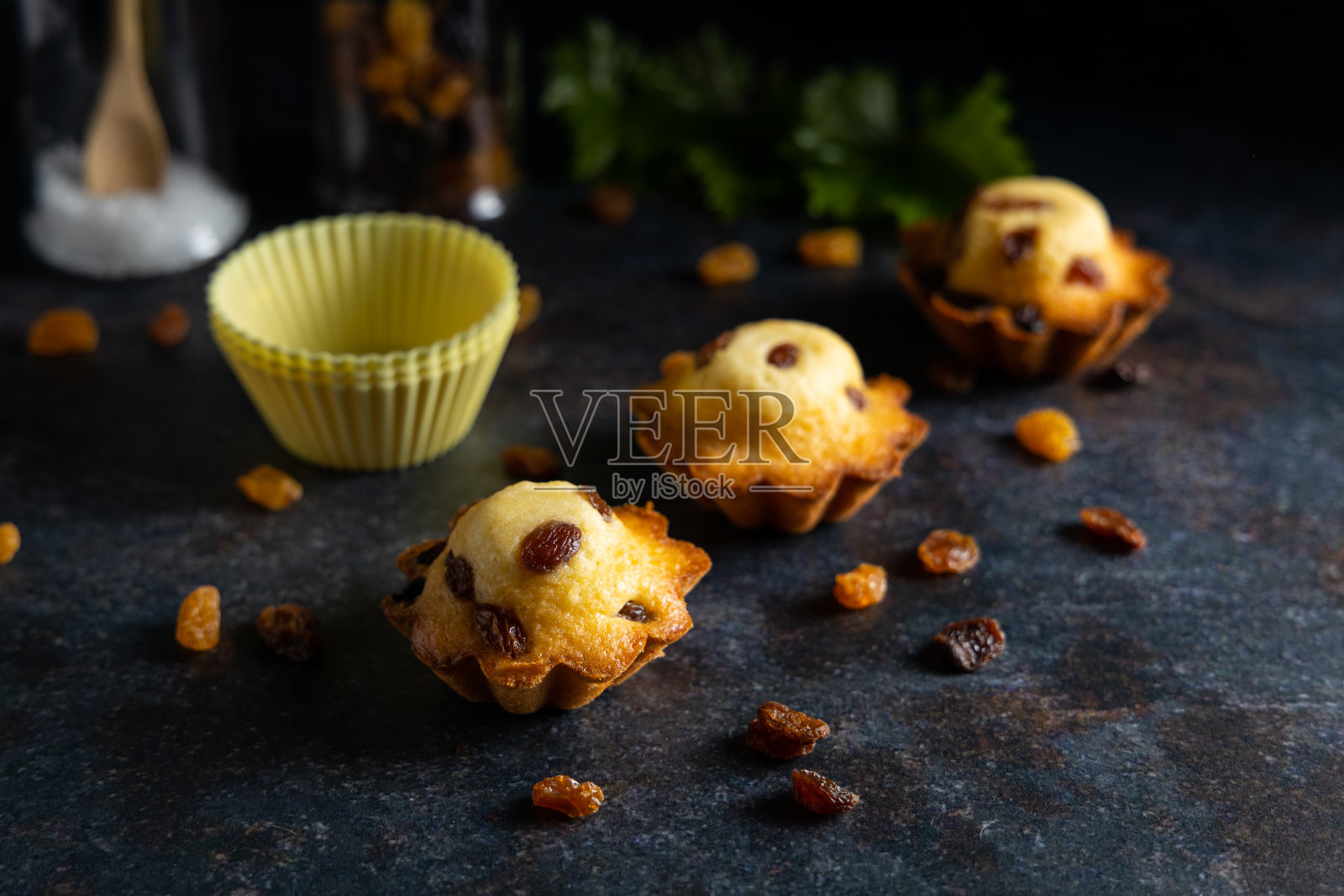 不太甜的葡萄干蛋糕。照片摄影图片