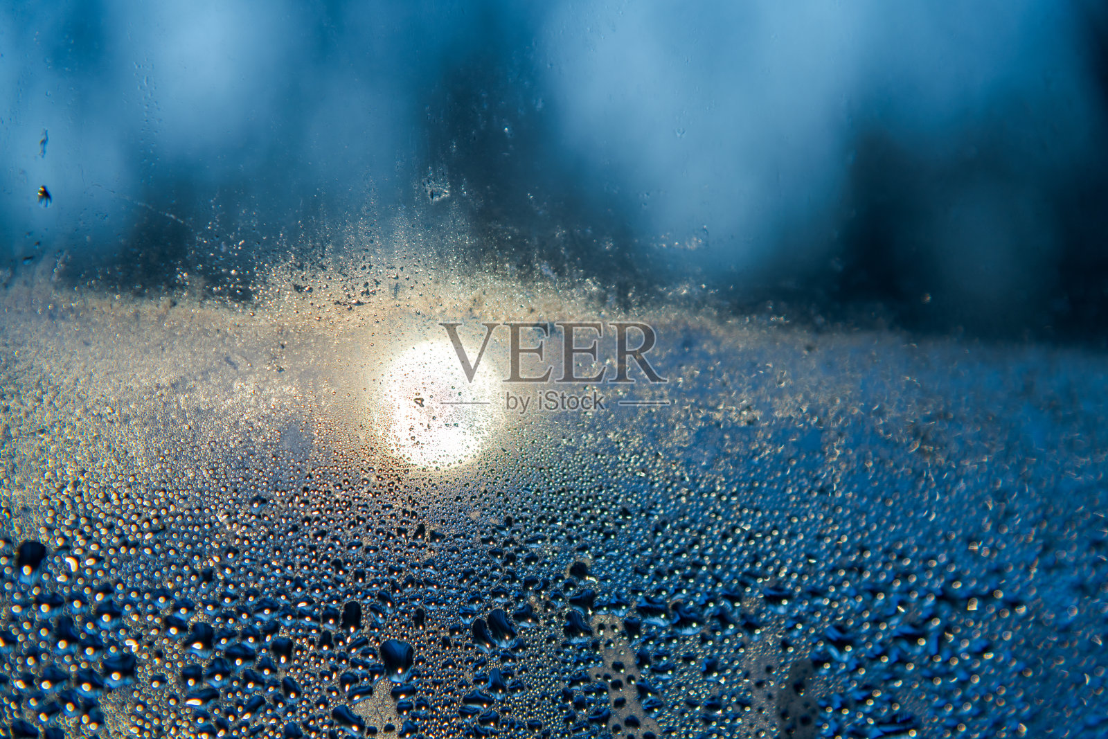 水滴在雾蒙蒙的窗户上照片摄影图片