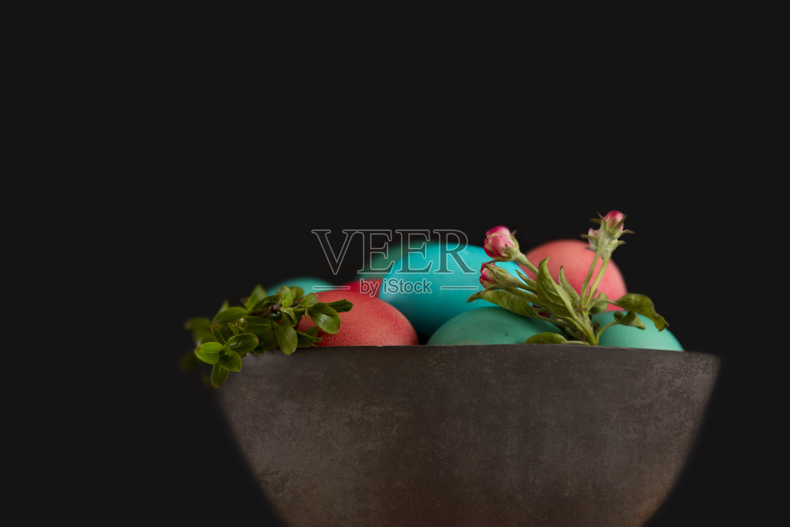 红色和蓝色装饰的复活节彩蛋在黑暗的背景上手绘，复活节，时尚的极简构图照片摄影图片