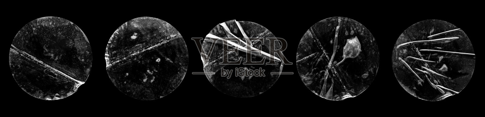 透明胶粘剂圆形塑料不干胶标签设置隔离在黑色背景上照片摄影图片