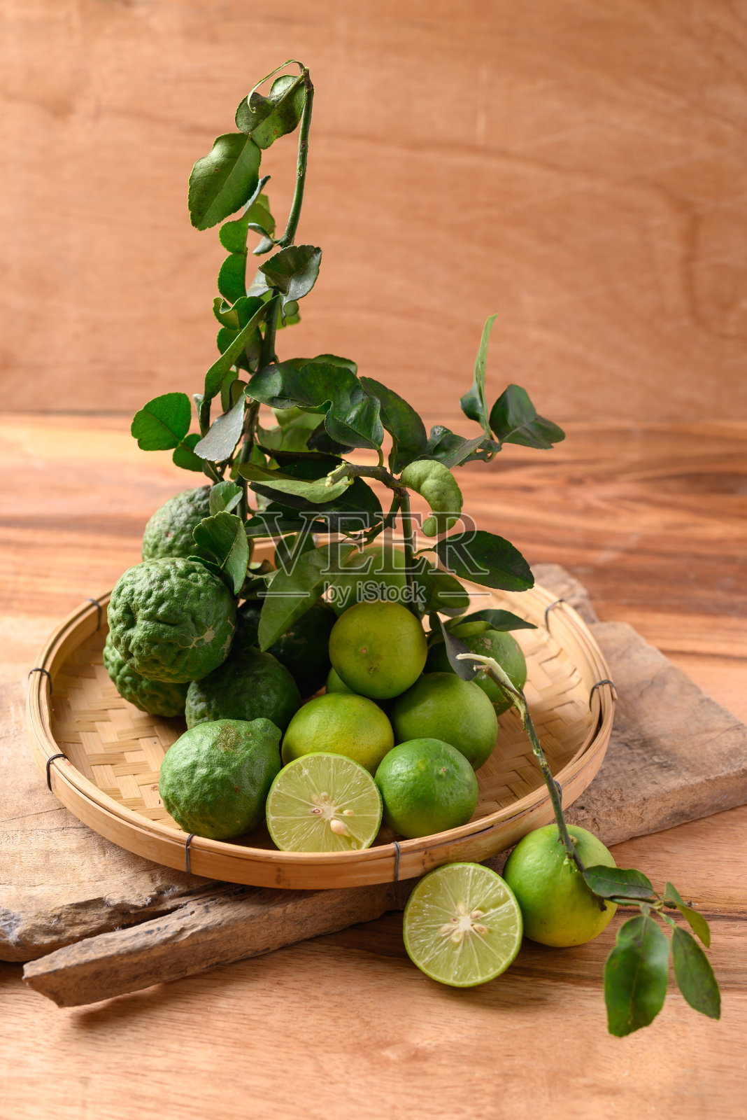 木背景上的卡菲尔酸橙和酸橙水果照片摄影图片