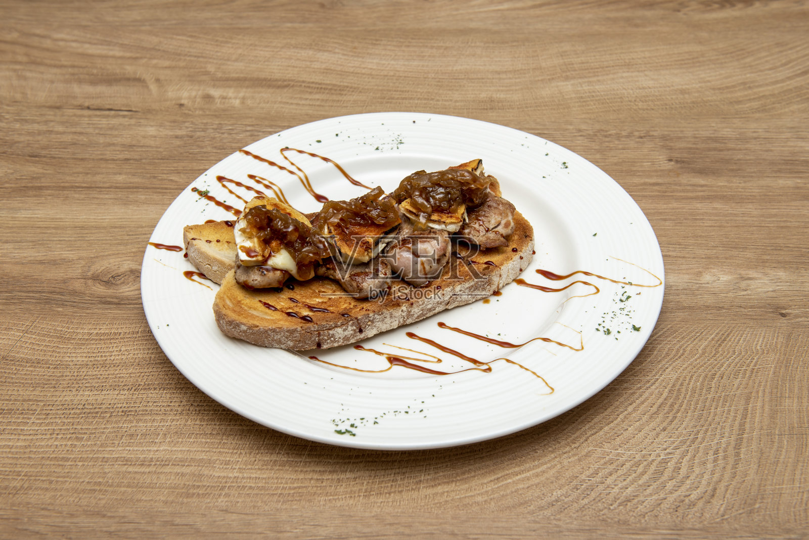 羊腰烤面包配山羊奶酪的完美搭配。美味，经济，简单，非常美味的食谱照片摄影图片