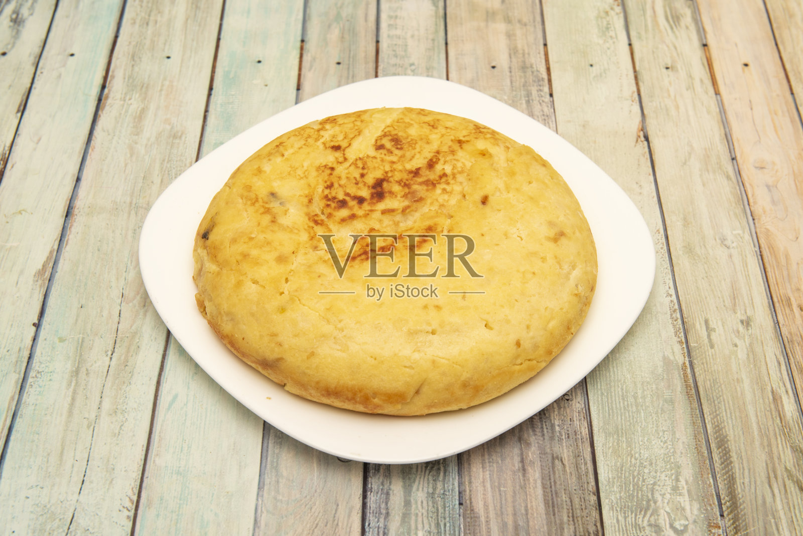 美味饱满的西班牙煎蛋配上土豆和鸡蛋，为西班牙小吃餐厅的顾客提亮味蕾照片摄影图片