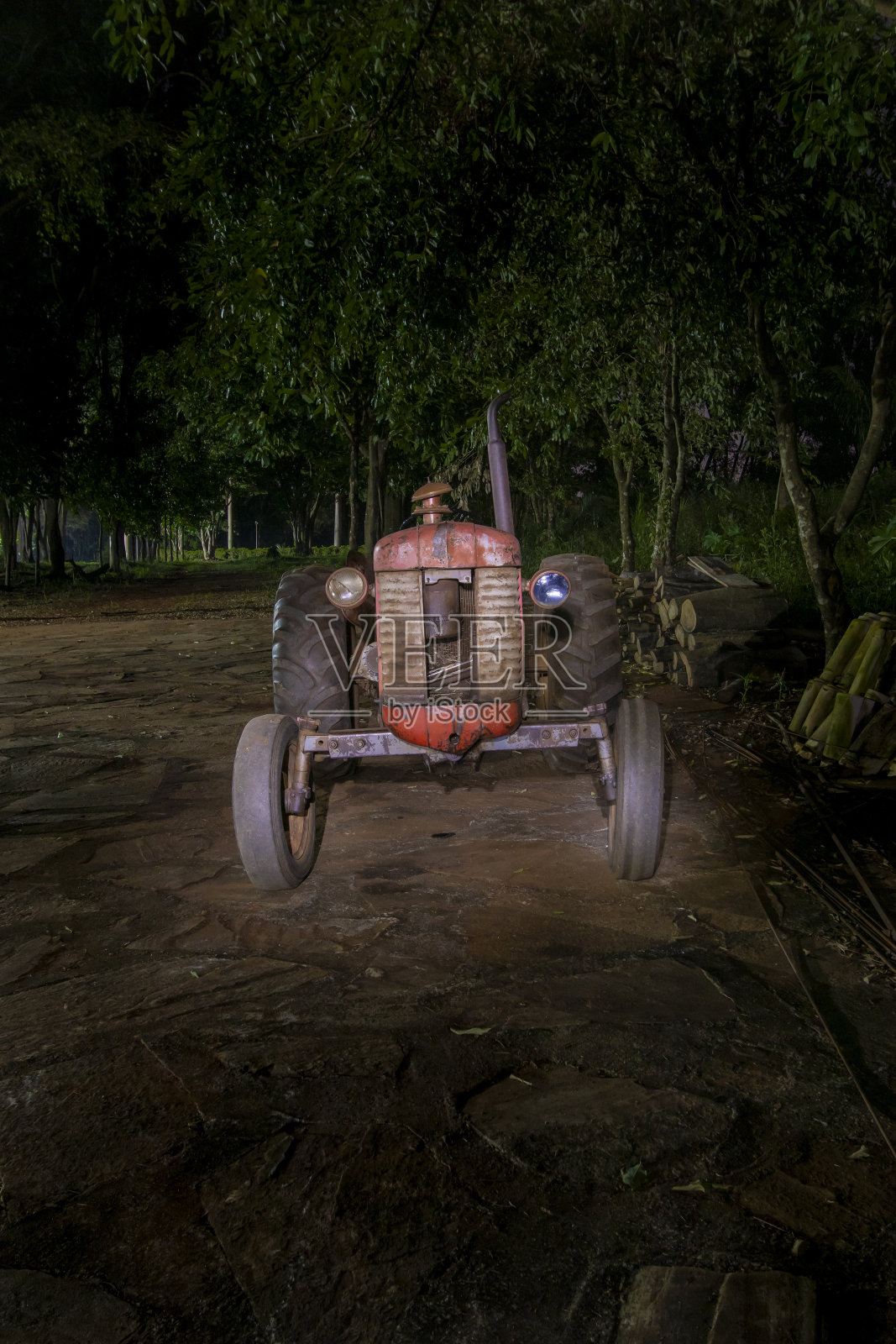 旧农机/
这种机器在巴西的传统农场很常见。照片摄影图片
