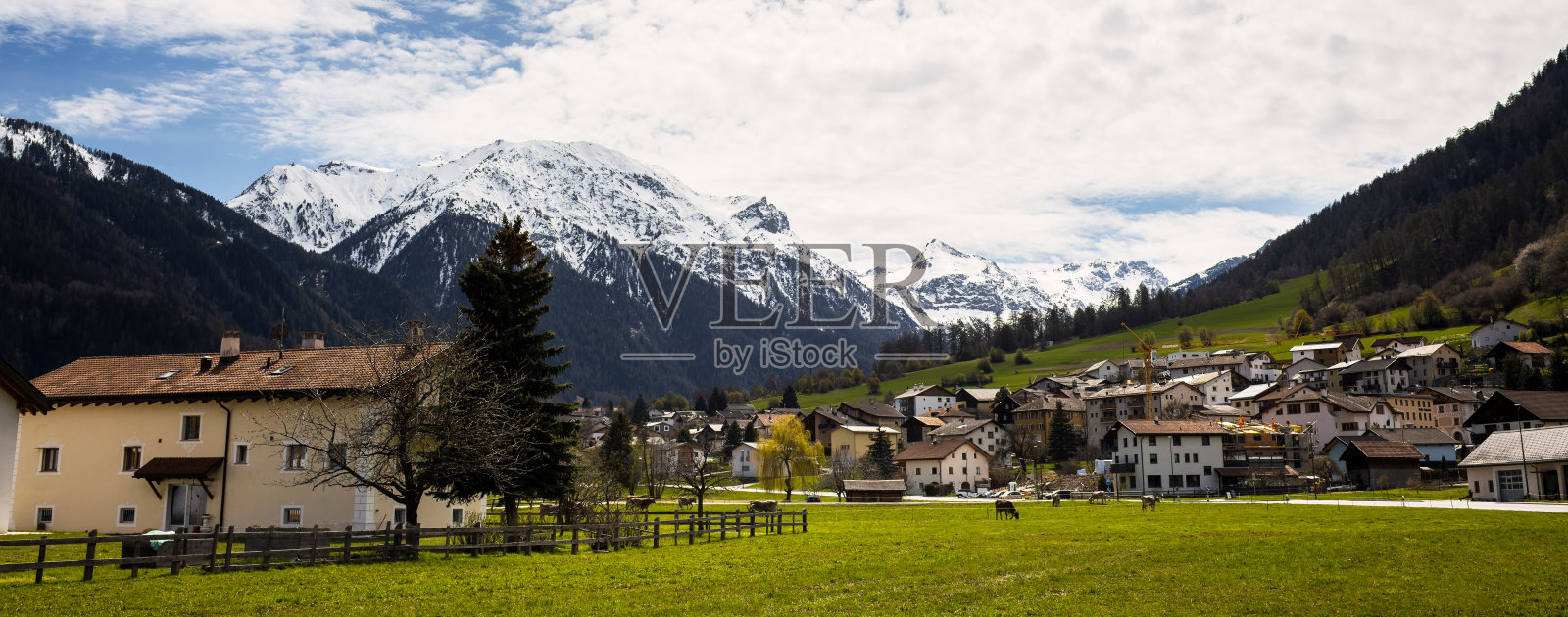 瑞士的穆斯泰尔全景村照片摄影图片