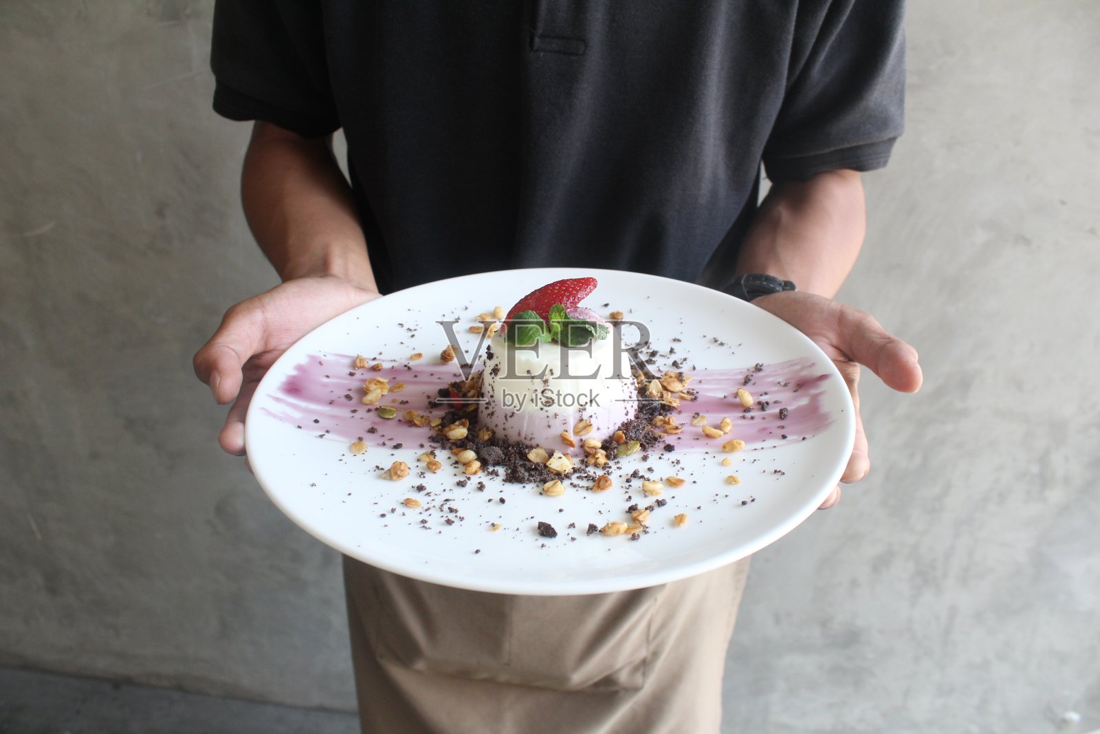 服务员上甜点照片摄影图片