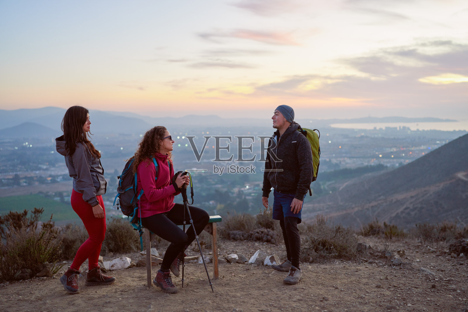 三个拉丁美洲徒步旅行者在山顶上愉快地聊天照片摄影图片