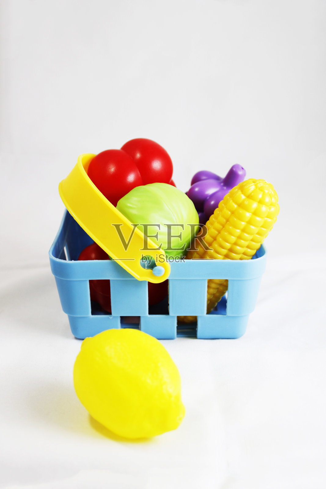 篮子里有水果和蔬菜照片摄影图片