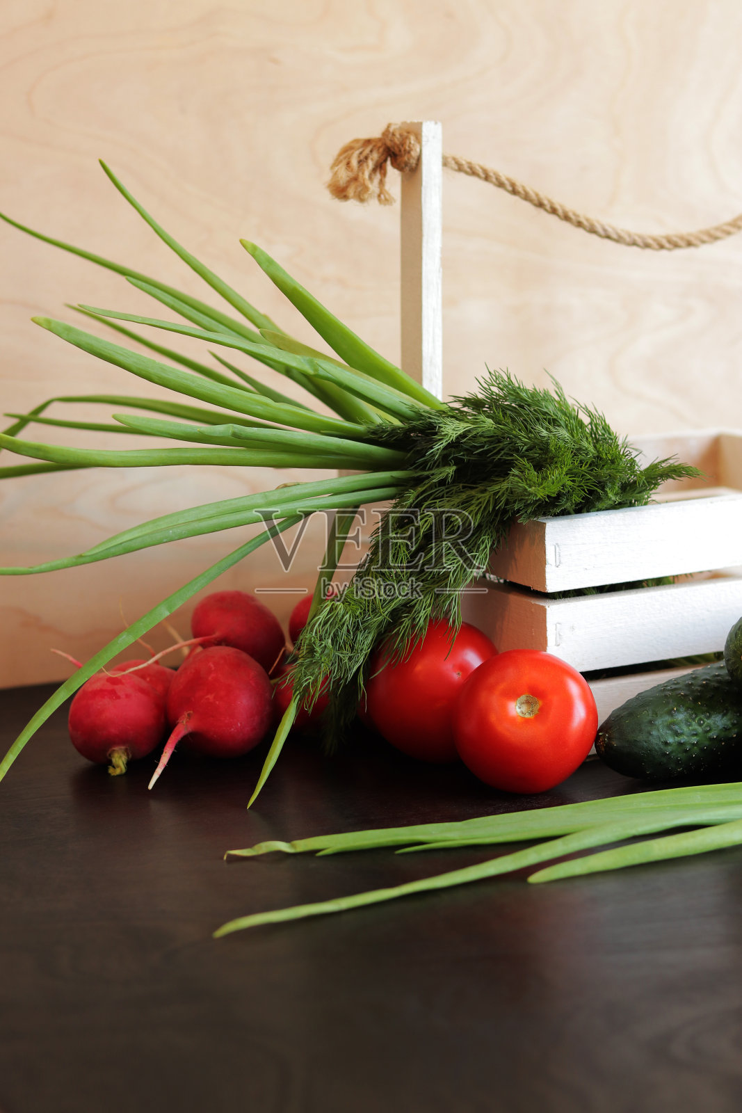 装有新鲜蔬菜的木篮子照片摄影图片