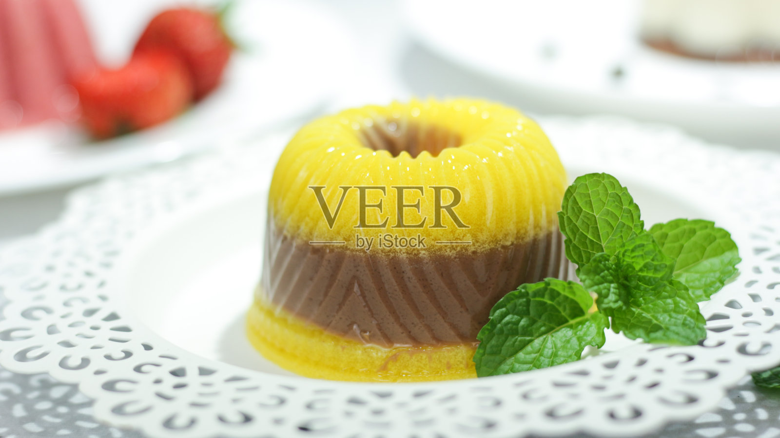 布丁甜点。橘子布丁，巧克力层和薄荷。有选择性的重点。食品摄影。照片摄影图片