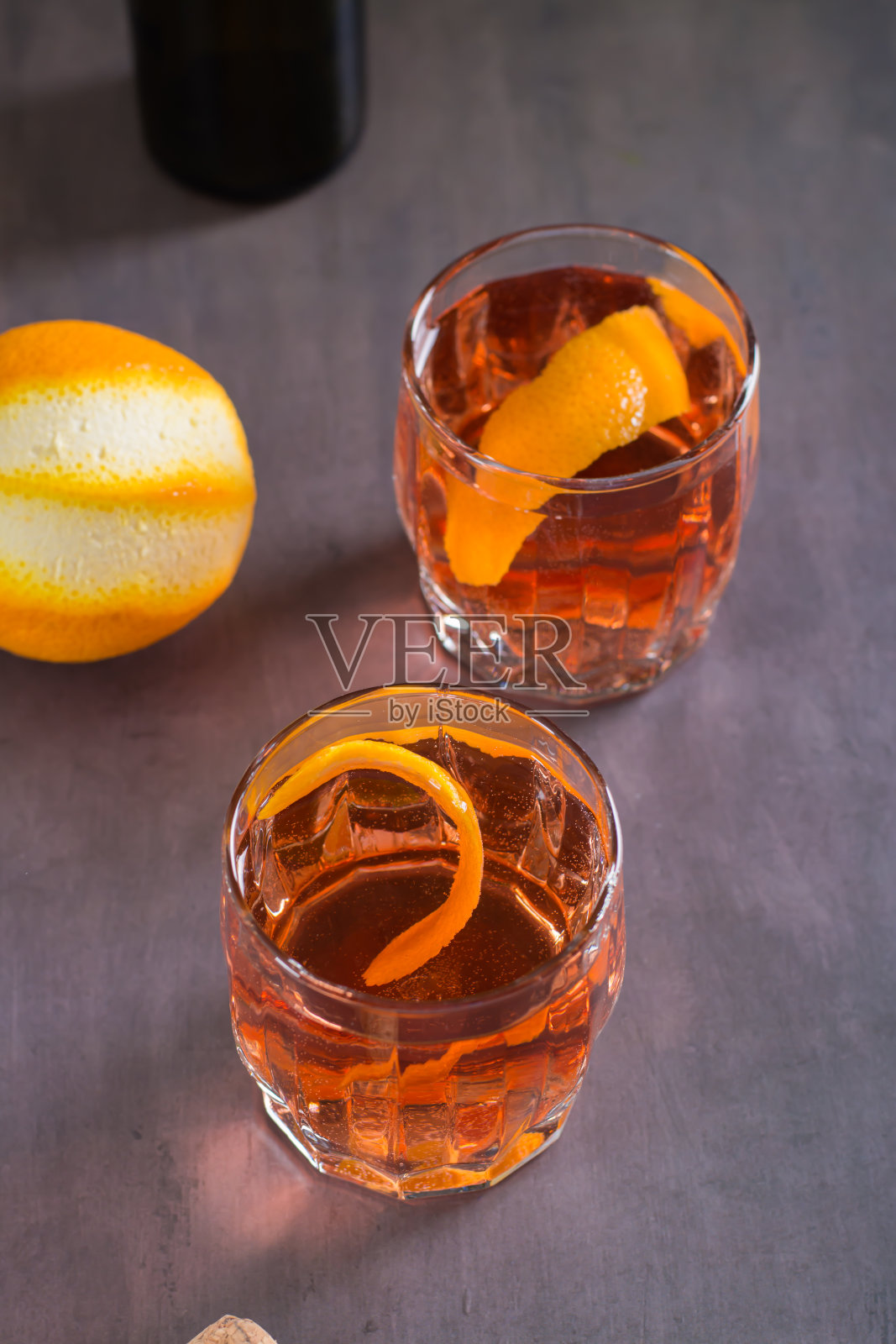 冷鸡尾酒内格罗尼与利口酒，苦艾酒和橙酒杯垂直放置在桌子上照片摄影图片