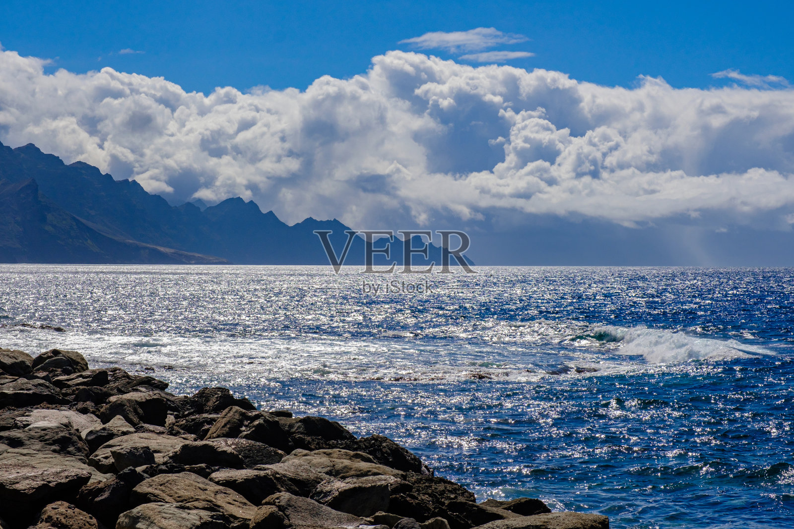 在西班牙大加那利岛拉斯帕尔马斯阿加埃特附近海岸的塔玛达巴自然公园，从海洋上的天然水池和山丘和悬崖上的景色。照片摄影图片