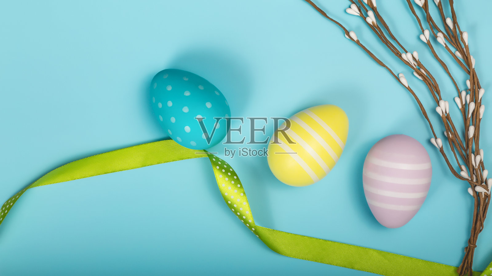 贺卡模型，蓝色背景上的复活节彩蛋。复活节快乐照片摄影图片