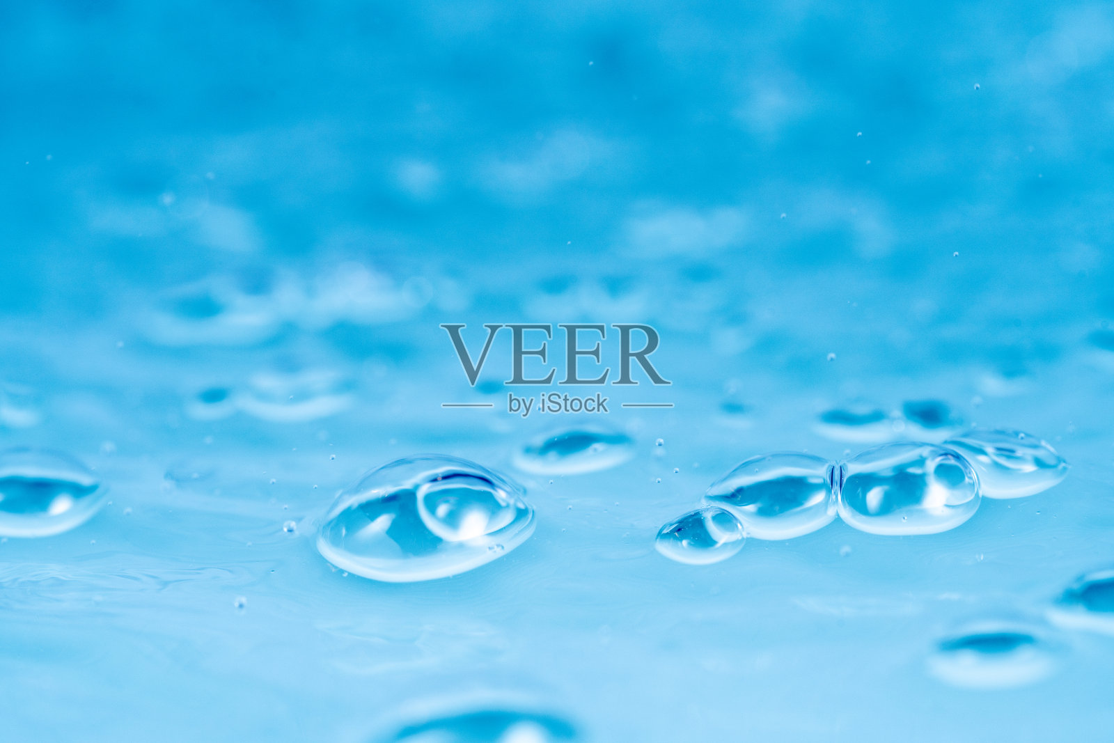 纯净的蓝水。艺术水背景照片摄影图片