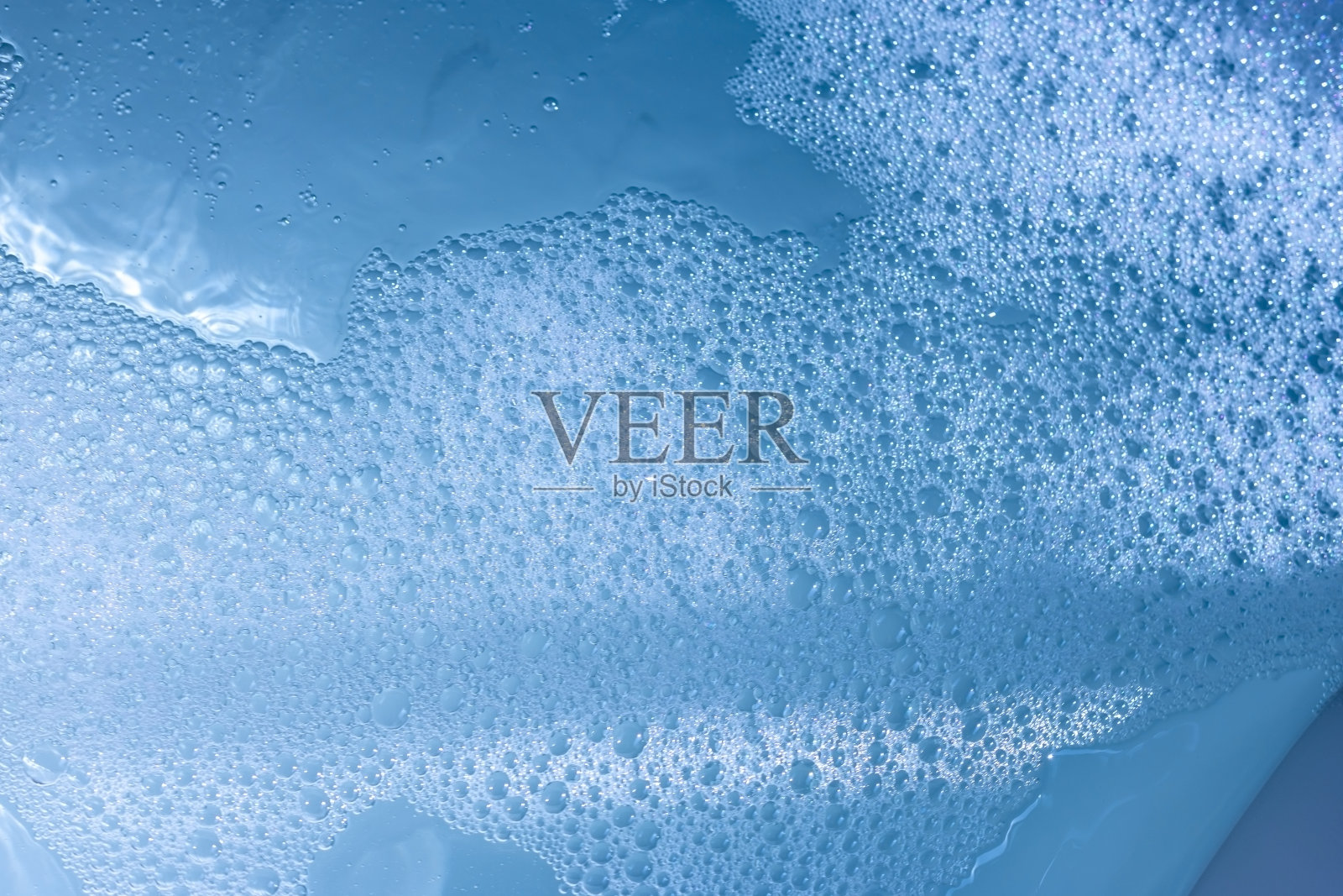 热水浴缸里的泡泡。照片摄影图片