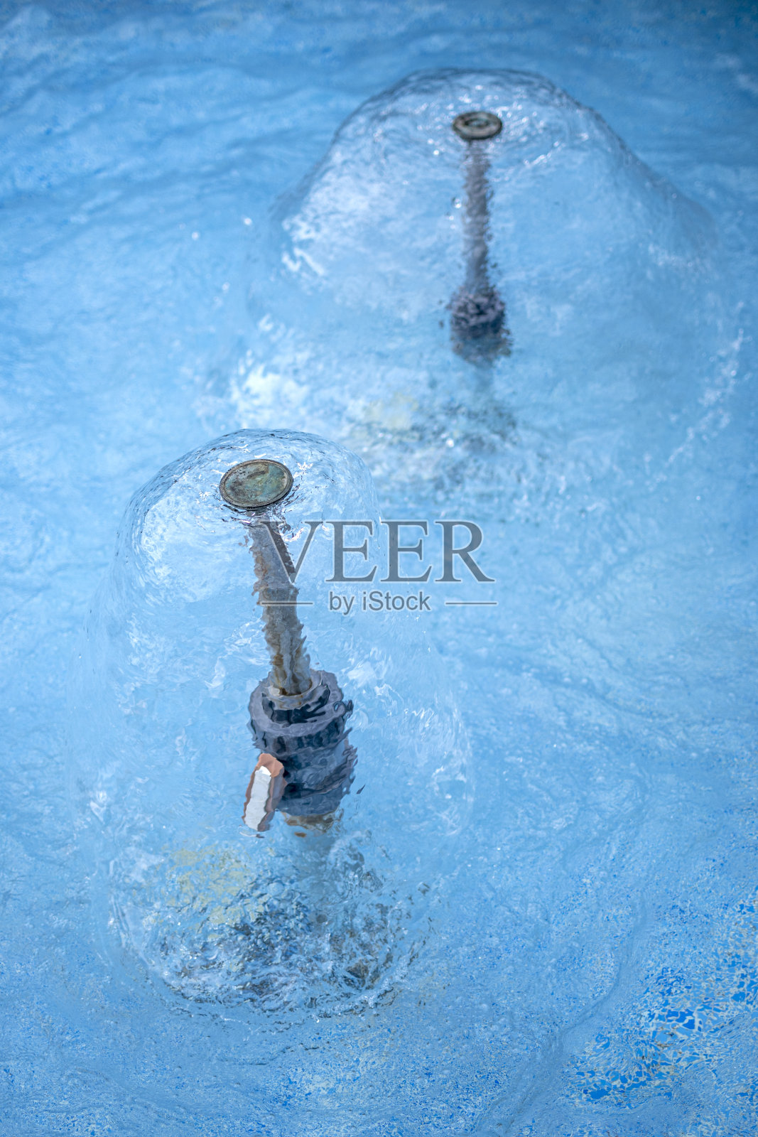 热水浴缸里的泡沫照片摄影图片