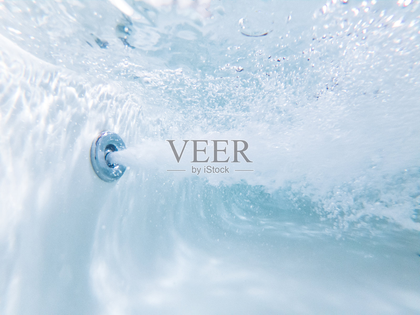 按摩喷嘴的水下视图。照片摄影图片