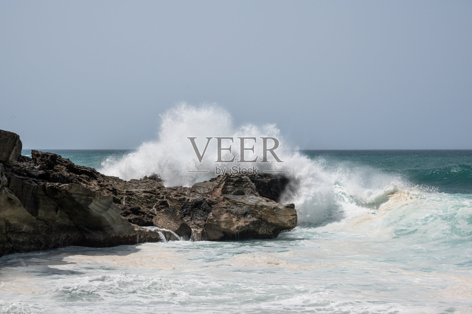 在富埃特文图拉的阿朱伊，海浪拍打着岩石照片摄影图片