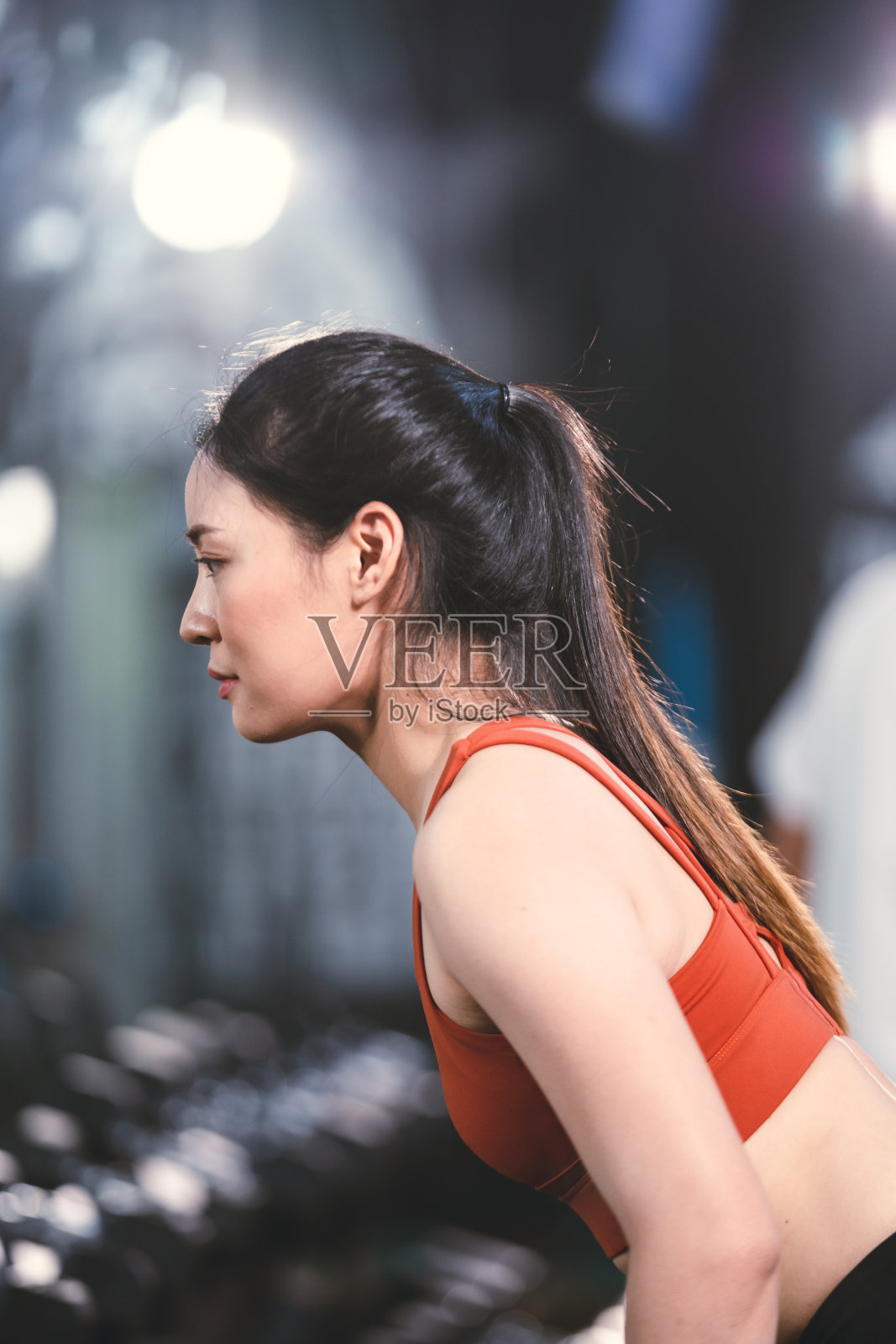 年轻的运动女性在健身房里积极锻炼女性，运动员锻炼训练的生活方式为身体肌肉增重以美丽迷人苗条和肌肉力量照片摄影图片