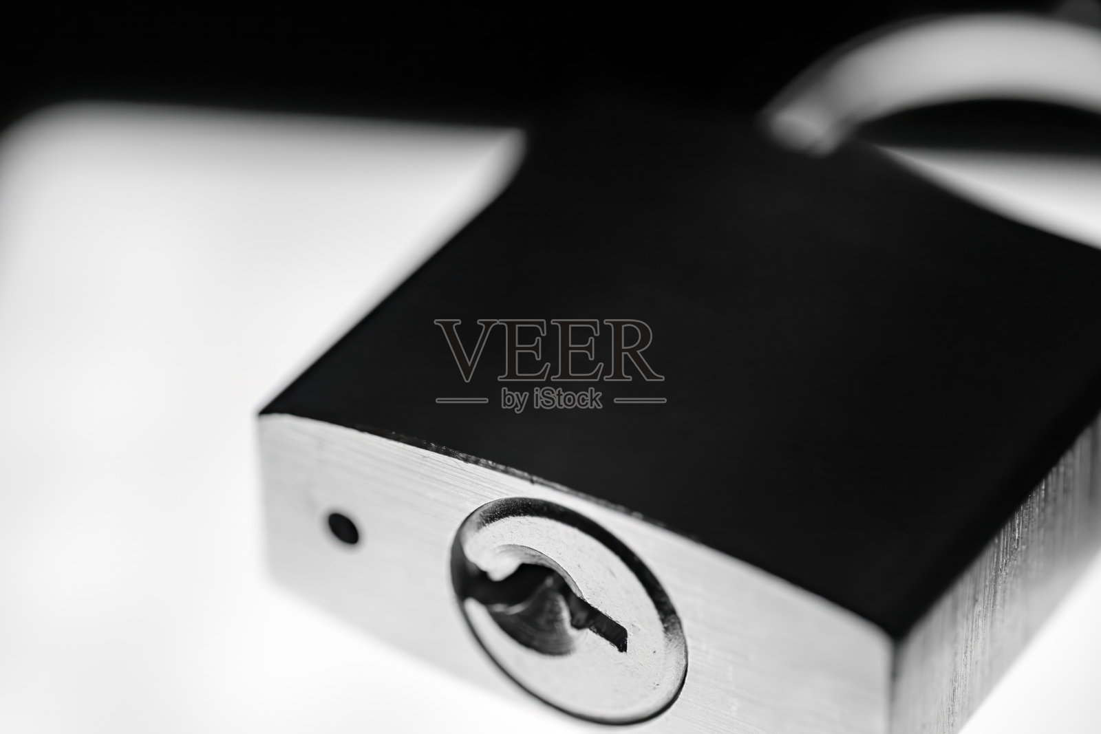 挂锁孤立在黑暗的背景照片摄影图片