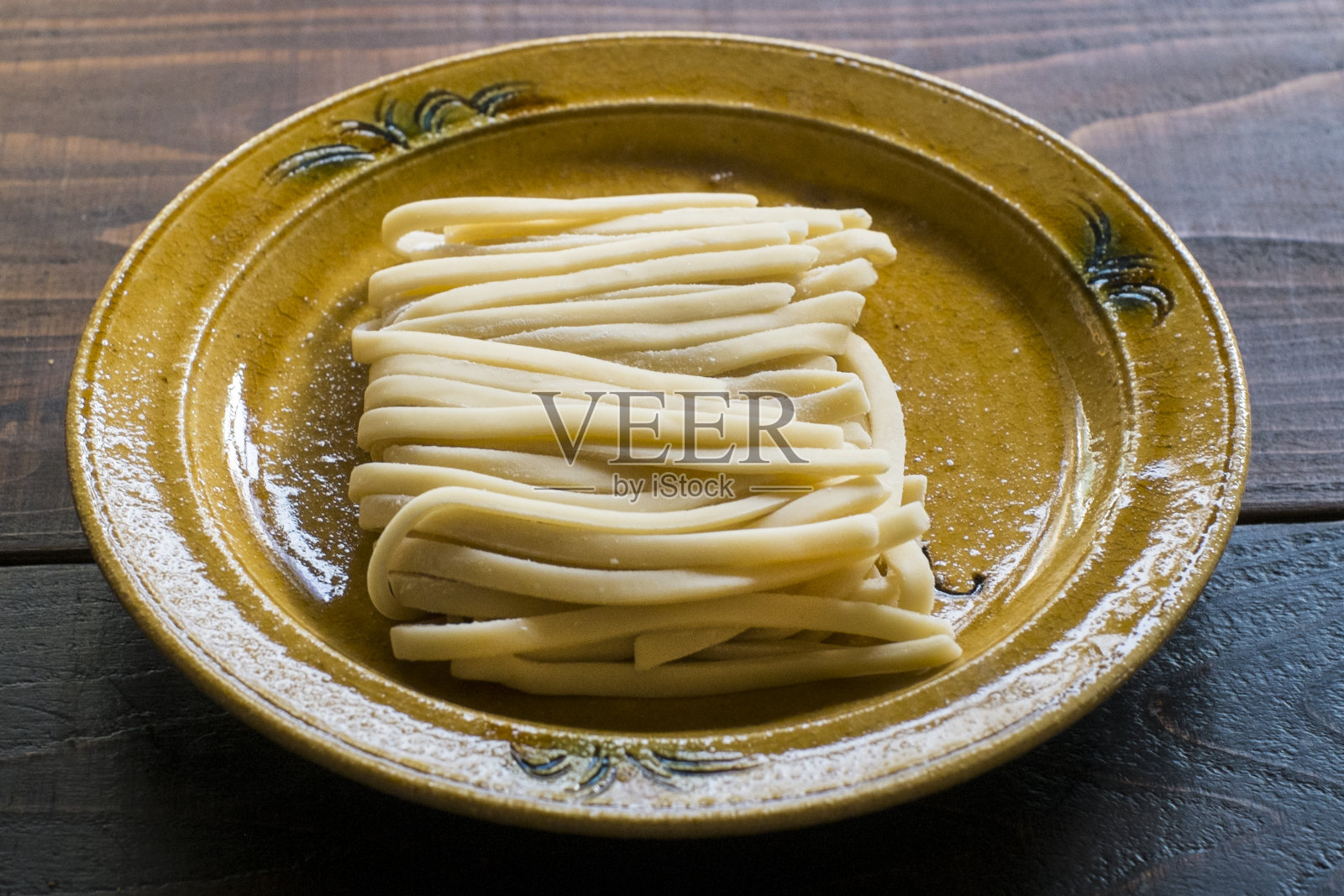 煮前的乌冬面。照片摄影图片