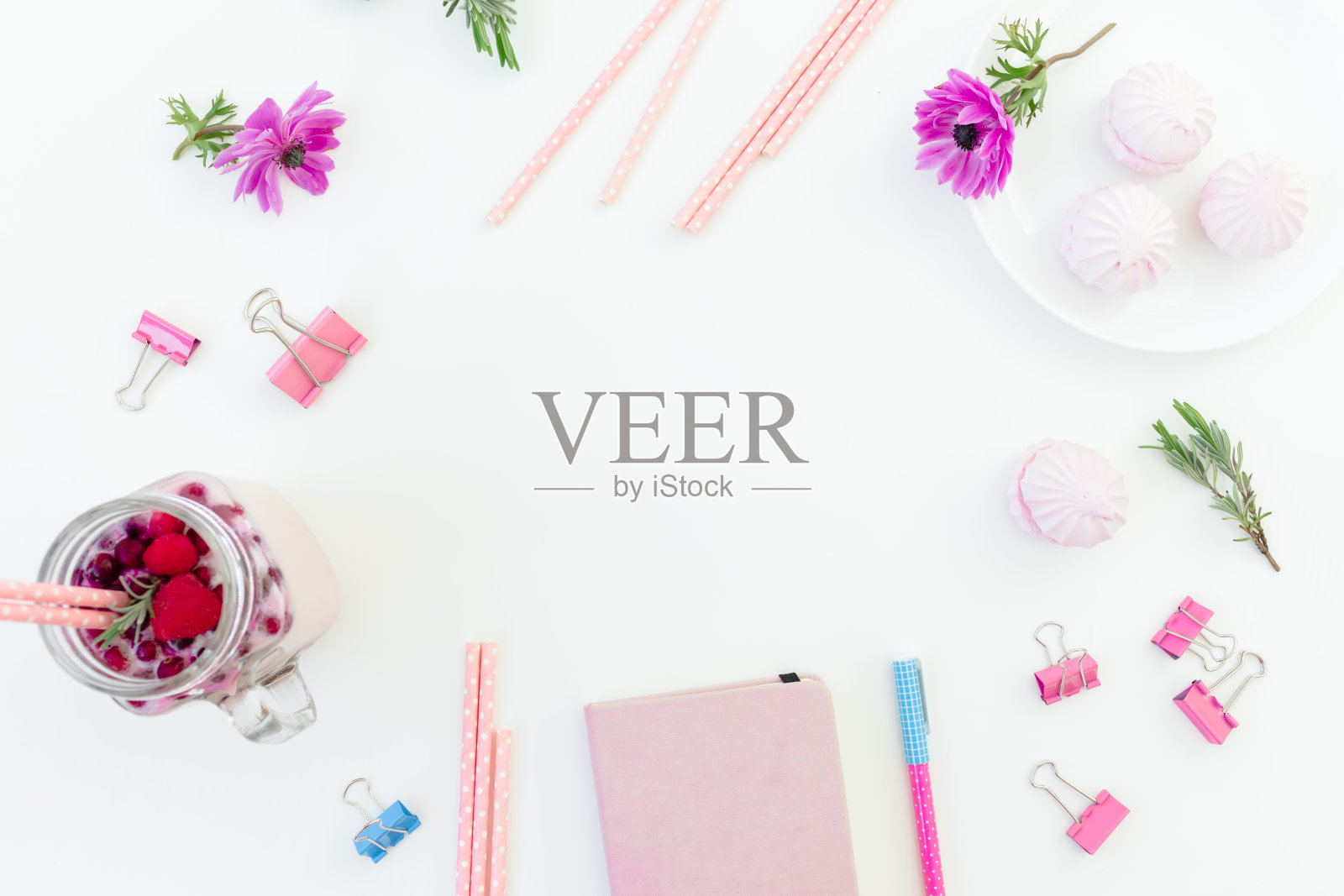 可口的冰沙，有吸管，棉花糖，日记本，钢笔和白色背景上的粉红色花朵。平的。照片摄影图片