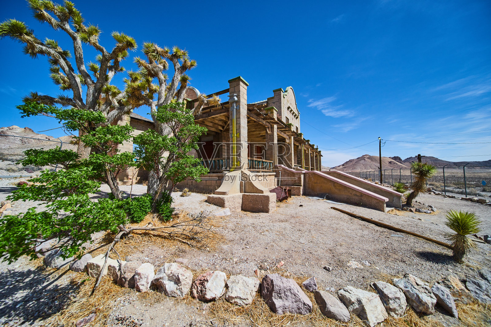 鬼城废弃火车站外的沙漠氛围照片摄影图片