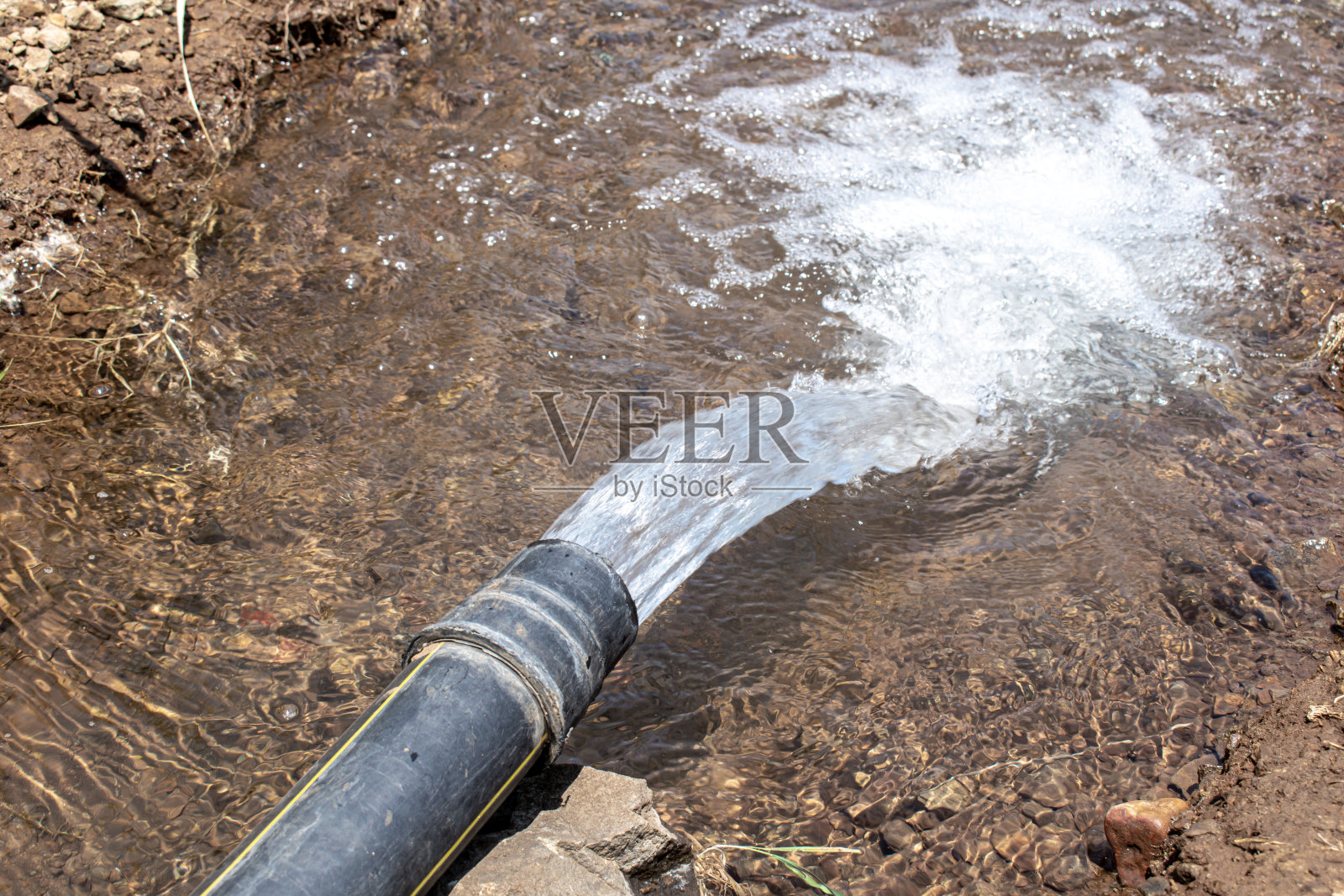 农用泵管水流设备，灌溉用水从源头，农用大型泵管水流照片摄影图片