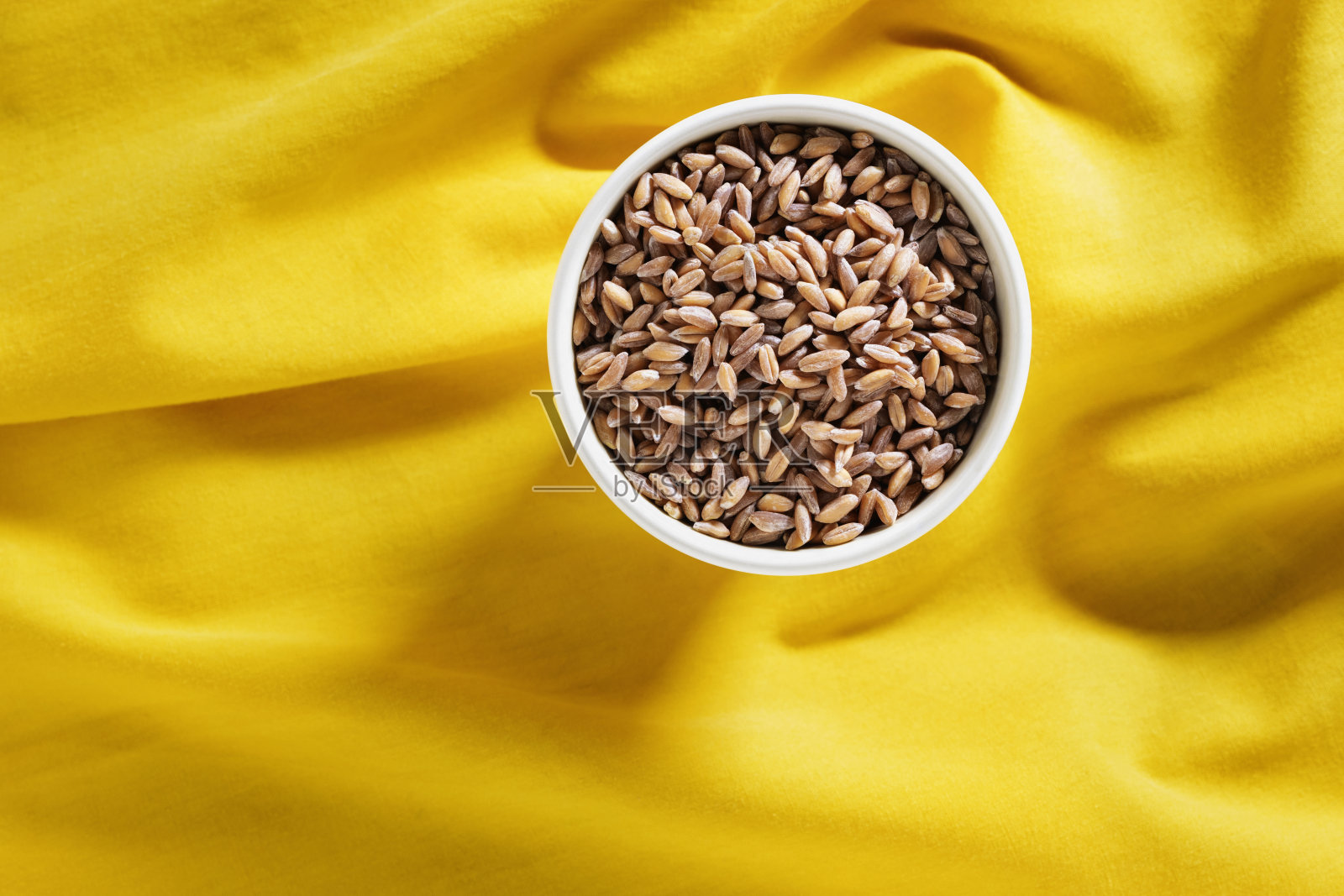 有斯佩尔特谷物的碗照片摄影图片