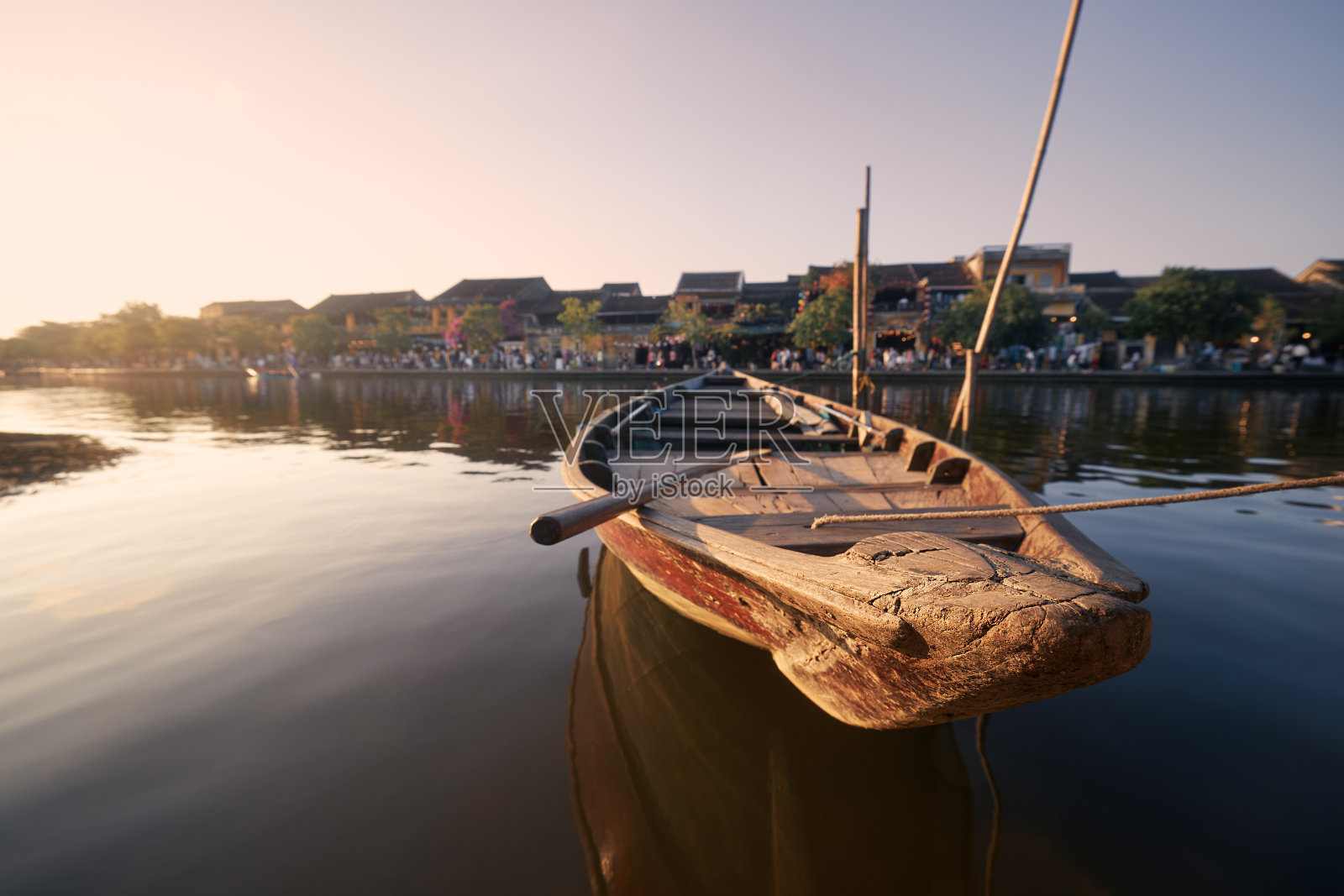 近景木船停泊在古城会安照片摄影图片