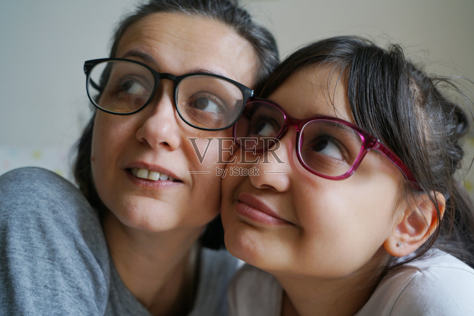 可爱漂亮的女儿依偎着妈妈的特写照片摄影图片