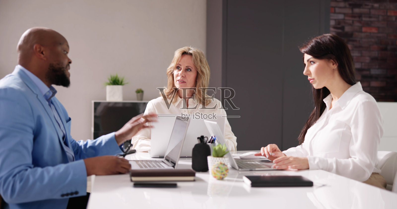 一群商人坐着照片摄影图片