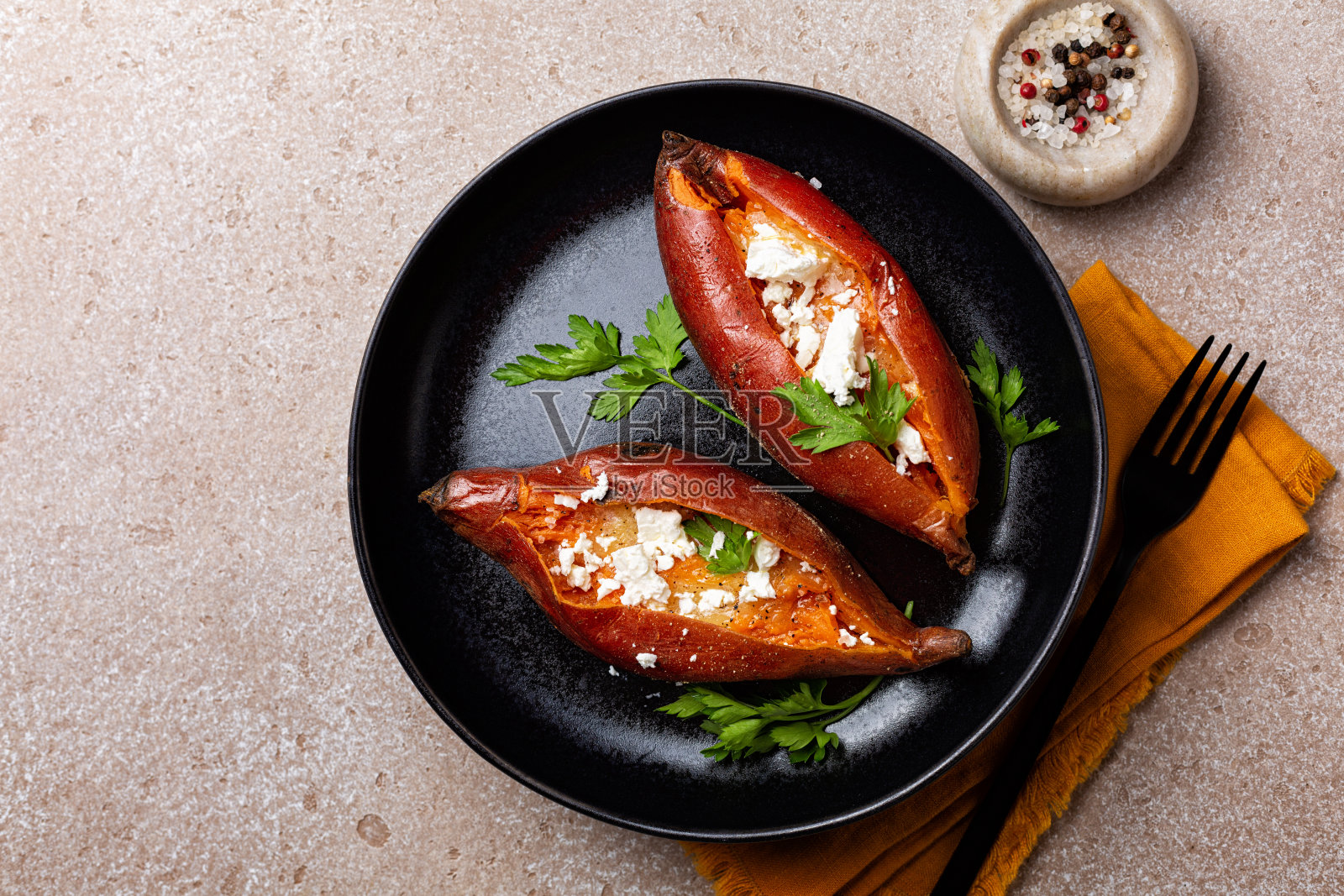 烤红薯配菲达奶酪和黄油。俯视图，米色背景。照片摄影图片