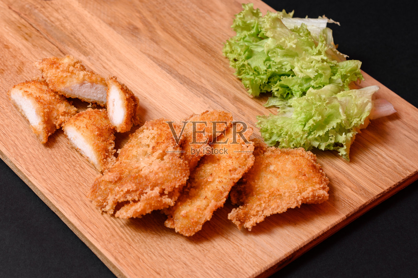 黑底木板上的鸡块照片摄影图片